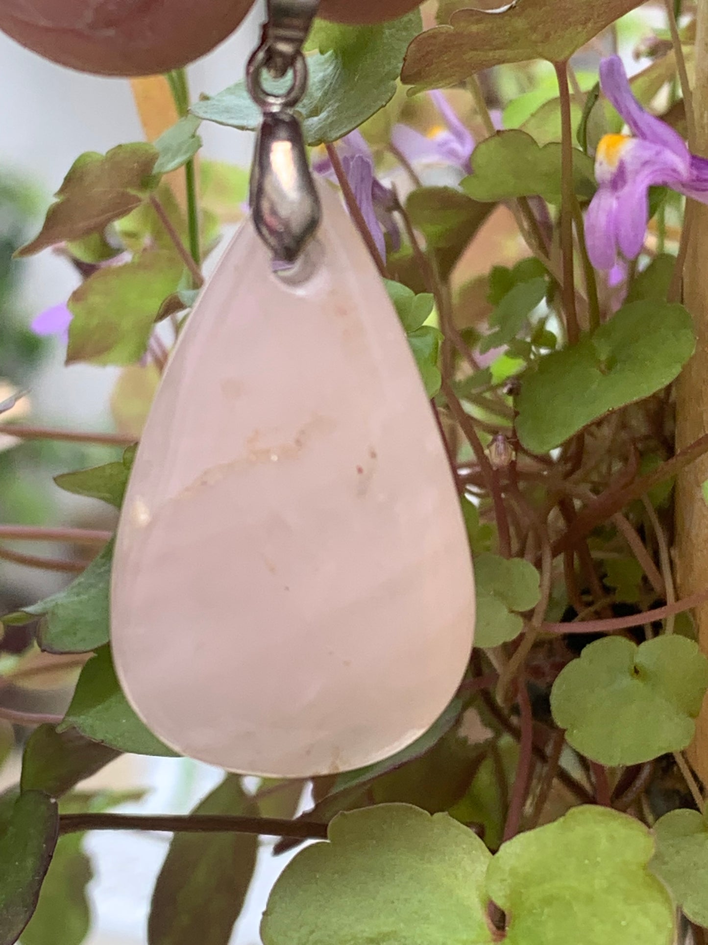 Cristal de roche/ Quartz rose ! Pendentif de 43mm de hauteur x 20 de largeur x 8 d'épaisseur. Vendu avec cordon réglable de couleur noire !
