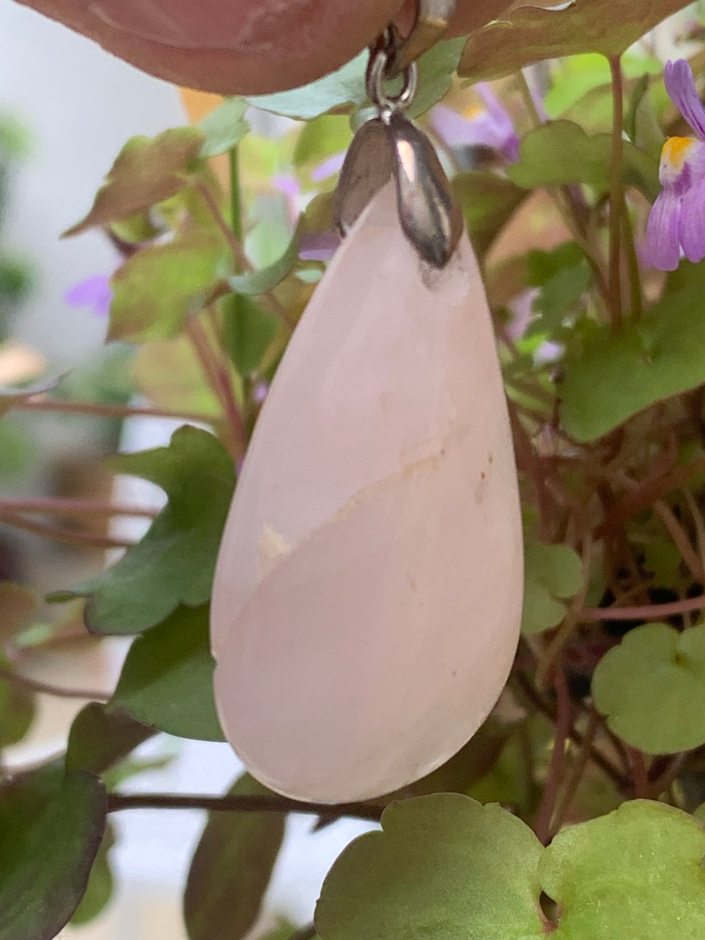 Cristal de roche/ Quartz rose ! Pendentif de 43mm de hauteur x 20 de largeur x 8 d'épaisseur. Vendu avec cordon réglable de couleur noire !