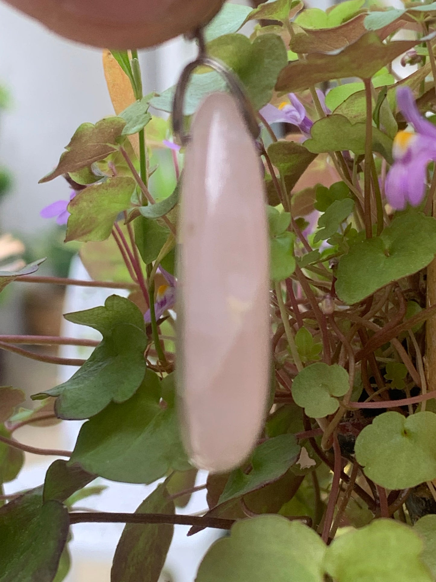 Cristal de roche/ Quartz rose ! Pendentif de 43mm de hauteur x 20 de largeur x 8 d'épaisseur. Vendu avec cordon réglable de couleur noire !