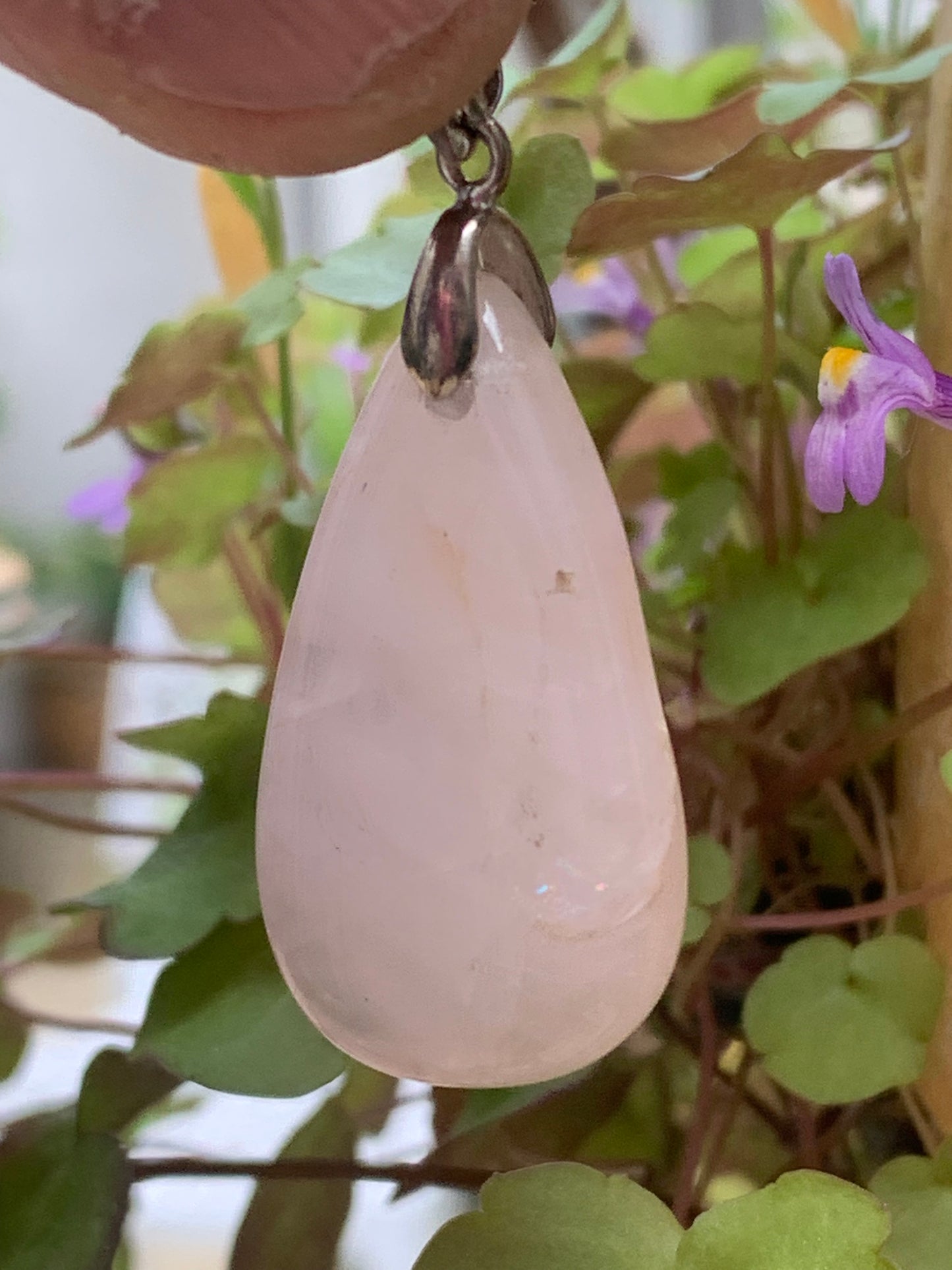 Cristal de roche/ Quartz rose ! Pendentif de 43mm de hauteur x 20 de largeur x 8 d'épaisseur. Vendu avec cordon réglable de couleur noire !