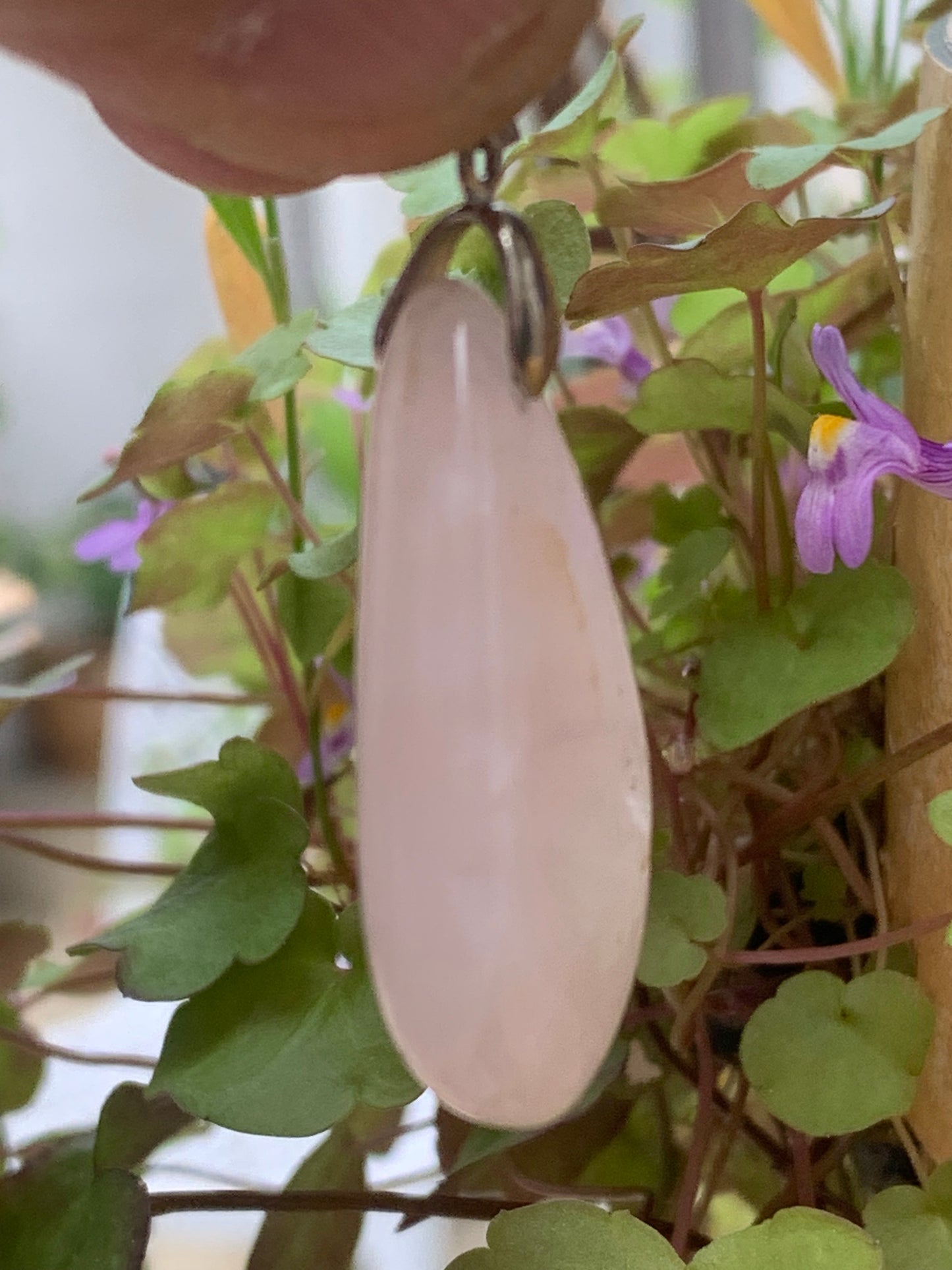 Cristal de roche/ Quartz rose ! Pendentif de 43mm de hauteur x 20 de largeur x 8 d'épaisseur. Vendu avec cordon réglable de couleur noire !