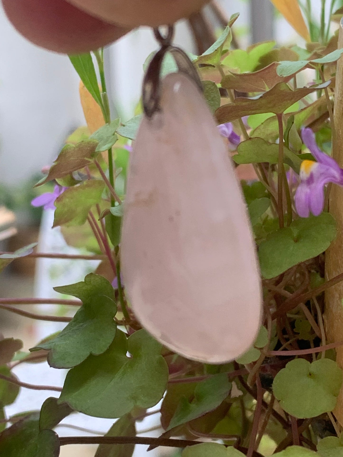 Cristal de roche/ Quartz rose ! Pendentif de 43mm de hauteur x 20 de largeur x 8 d'épaisseur. Vendu avec cordon réglable de couleur noire !