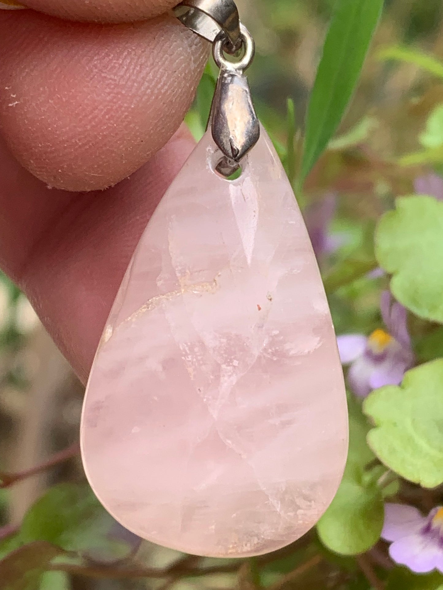 Cristal de roche/ Quartz rose ! Pendentif de 43mm de hauteur x 20 de largeur x 8 d'épaisseur. Vendu avec cordon réglable de couleur noire !