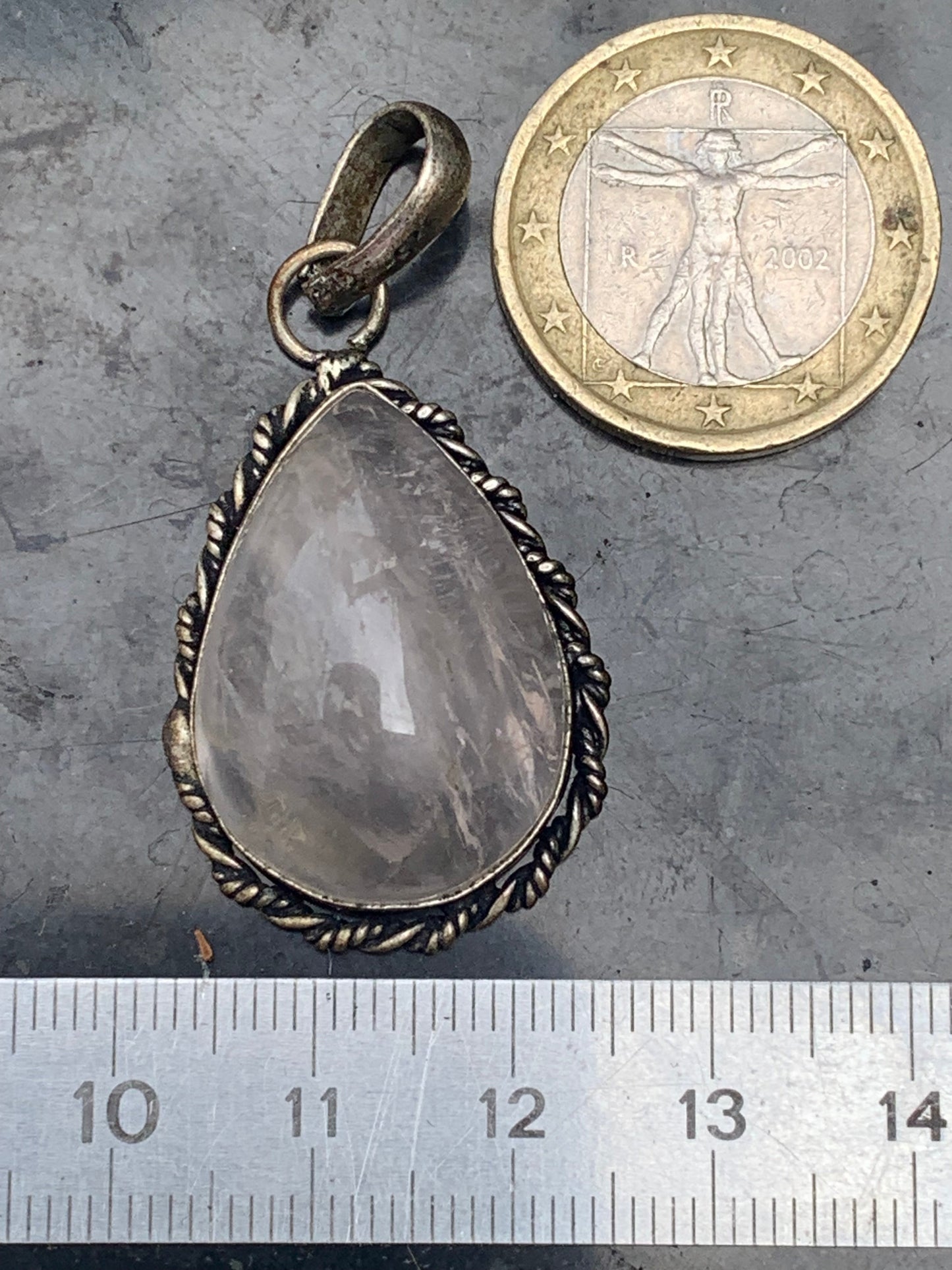 Cristal de roche/ Quartz rose ! Pendentif de 44mm de hauteur x 23 de largeur x 12 d'épaisseur. Vendu avec cordon réglable de couleur noire !