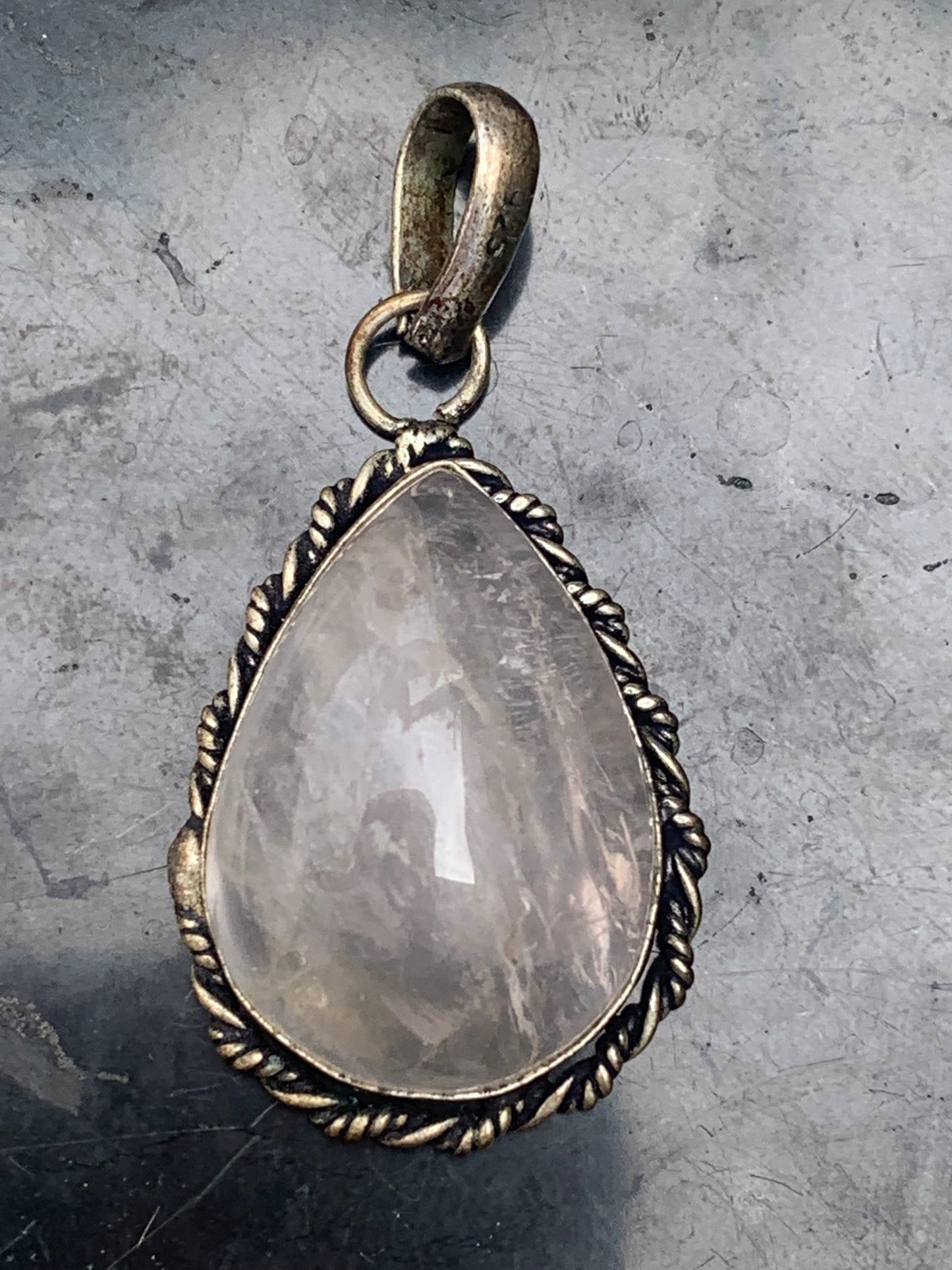 Cristal de roche/ Quartz rose ! Pendentif de 44mm de hauteur x 23 de largeur x 12 d'épaisseur. Vendu avec cordon réglable de couleur noire !