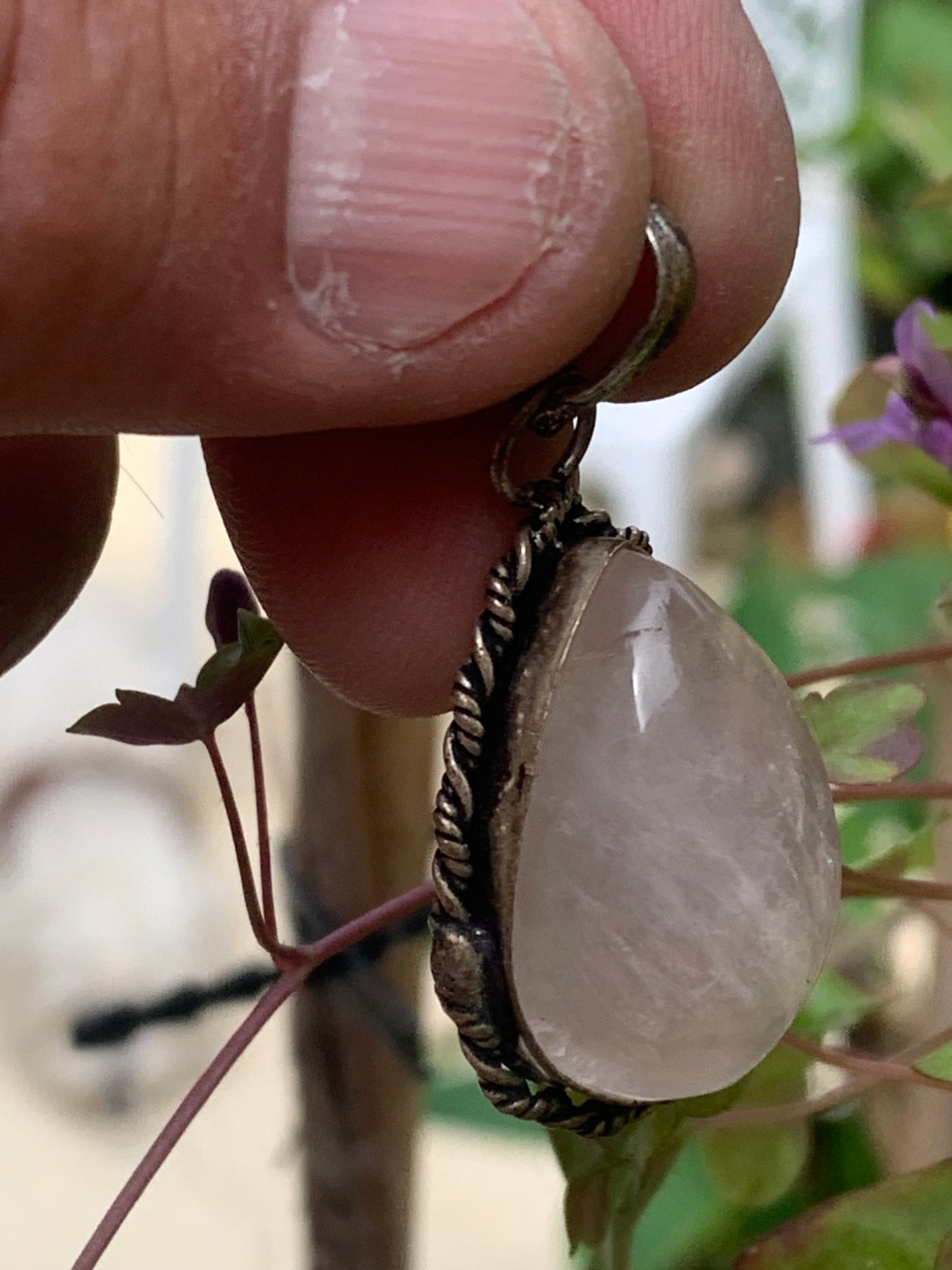 Cristal de roche/ Quartz rose ! Pendentif de 44mm de hauteur x 23 de largeur x 12 d'épaisseur. Vendu avec cordon réglable de couleur noire !