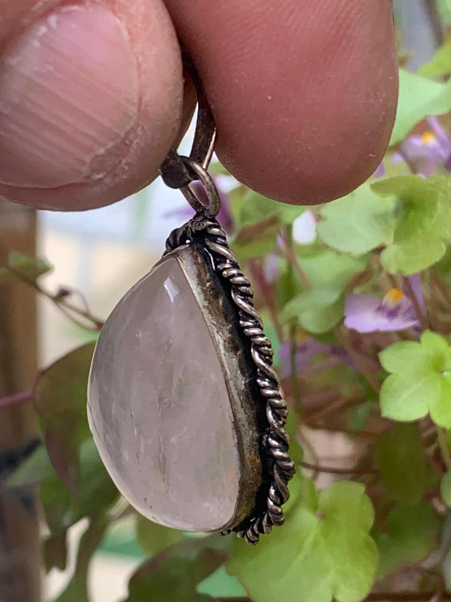 Cristal de roche/ Quartz rose ! Pendentif de 44mm de hauteur x 23 de largeur x 12 d'épaisseur. Vendu avec cordon réglable de couleur noire !