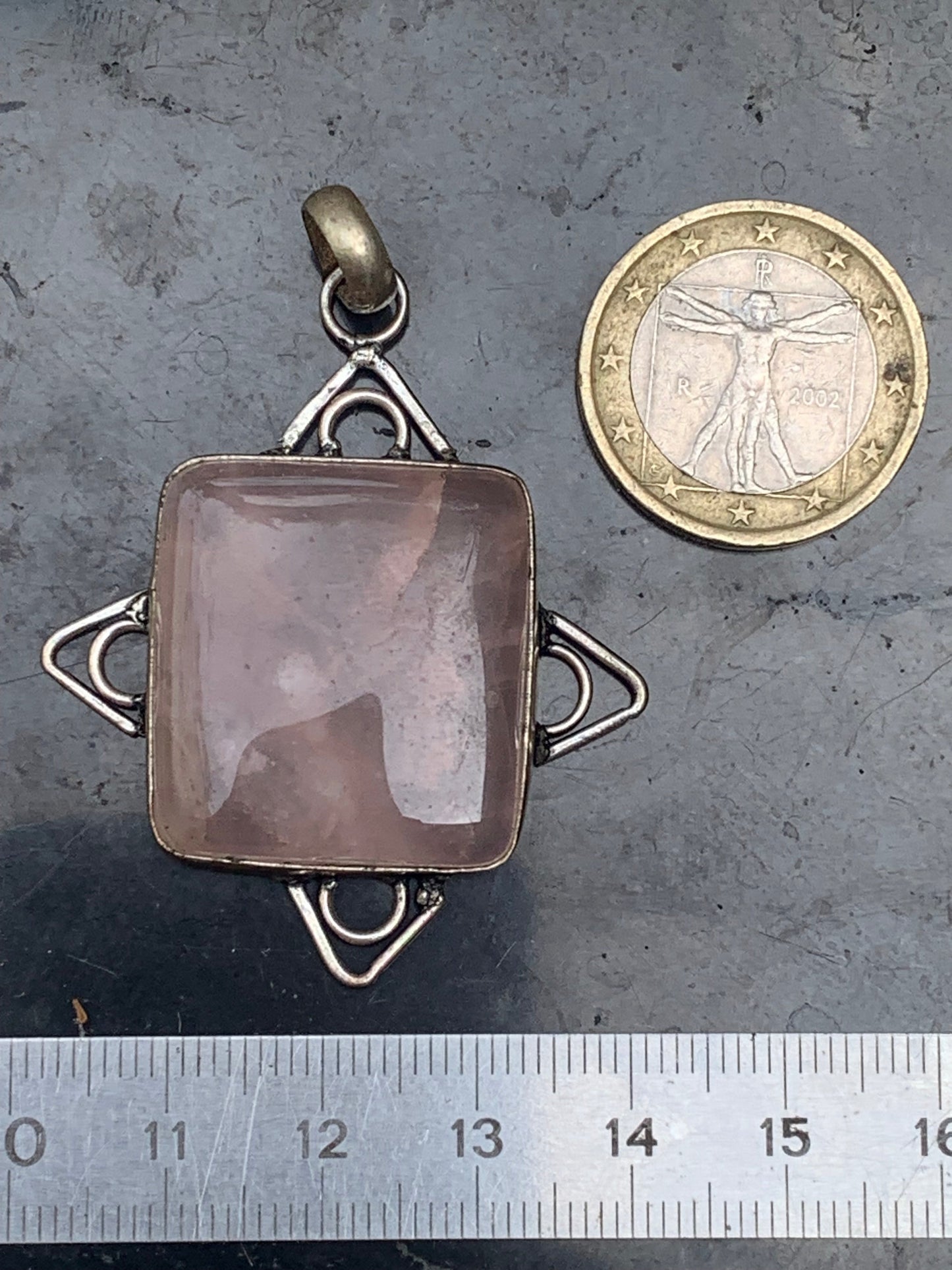 Cristal de roche/ Quartz rose ! Pendentif de 56mm de hauteur x 40 de largeur x 8 d'épaisseur. Vendu avec cordon réglable de couleur noire !