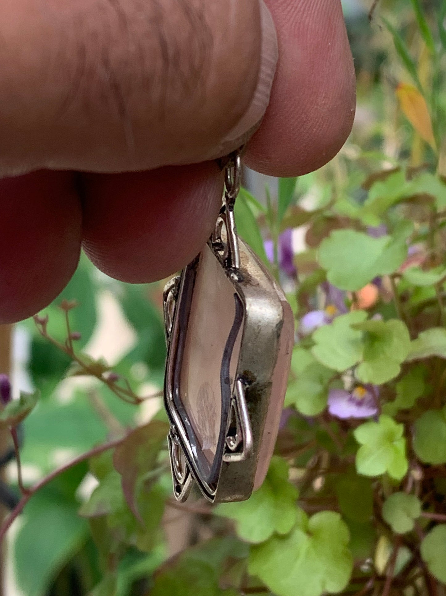 Cristal de roche/ Quartz rose ! Pendentif de 56mm de hauteur x 40 de largeur x 8 d'épaisseur. Vendu avec cordon réglable de couleur noire !