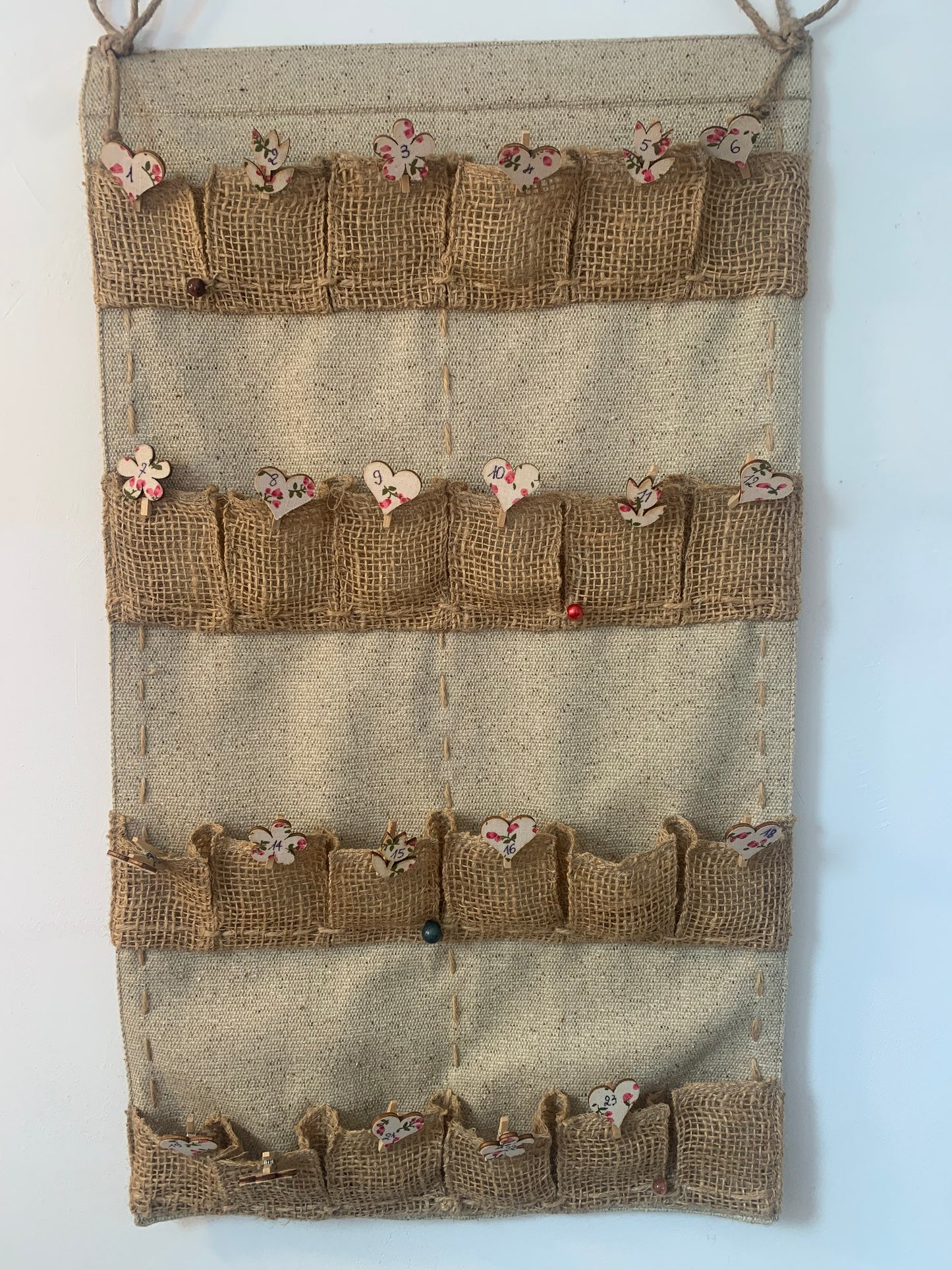 Calendrier de l’Avent en Tissu (Lin & Coton) – 55 x 32 cm 🎄 Idéal pour cristaux, bijoux et petites surprises