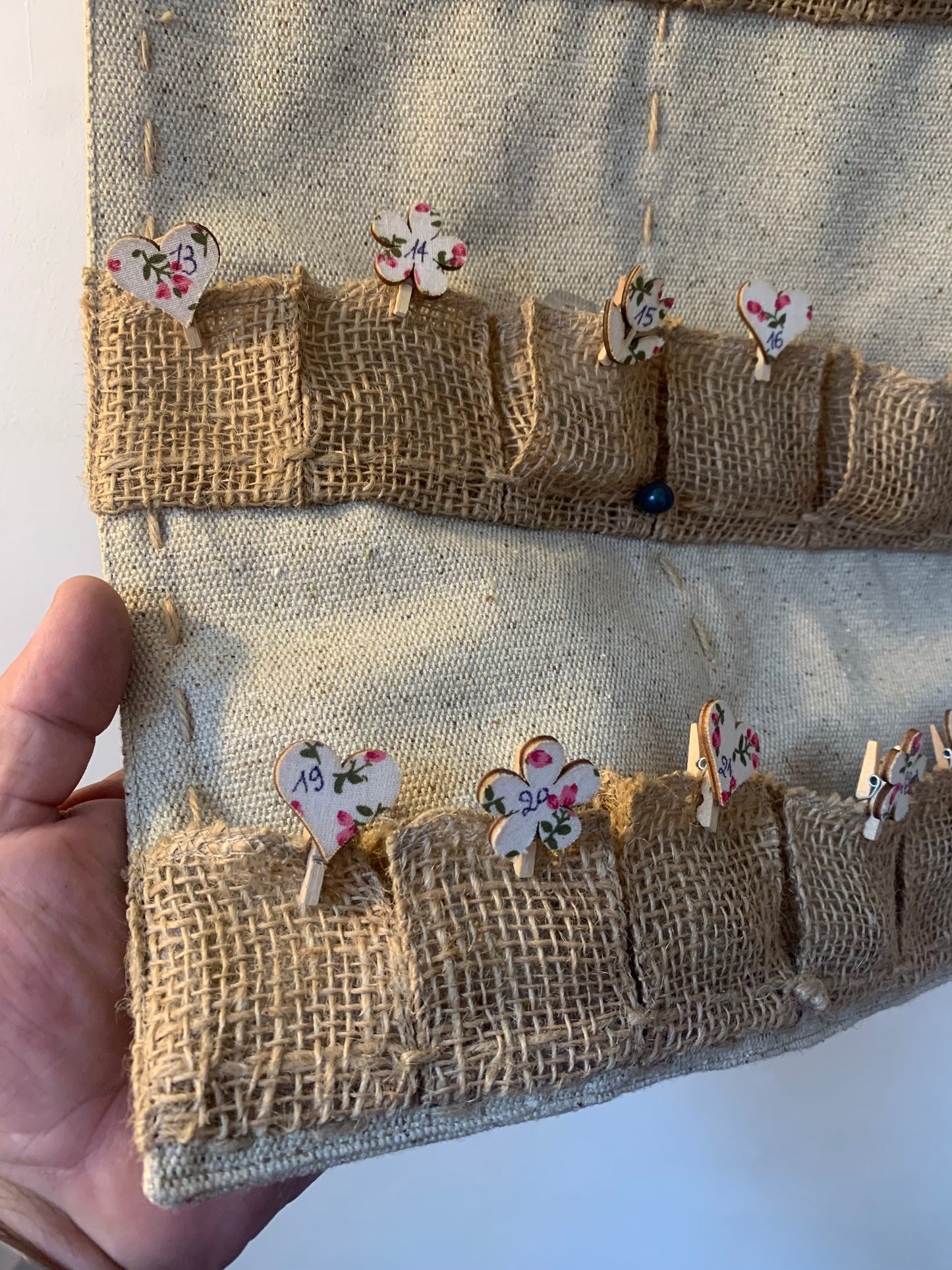 Calendrier de l’Avent en Tissu (Lin & Coton) – 55 x 32 cm 🎄 Idéal pour cristaux, bijoux et petites surprises