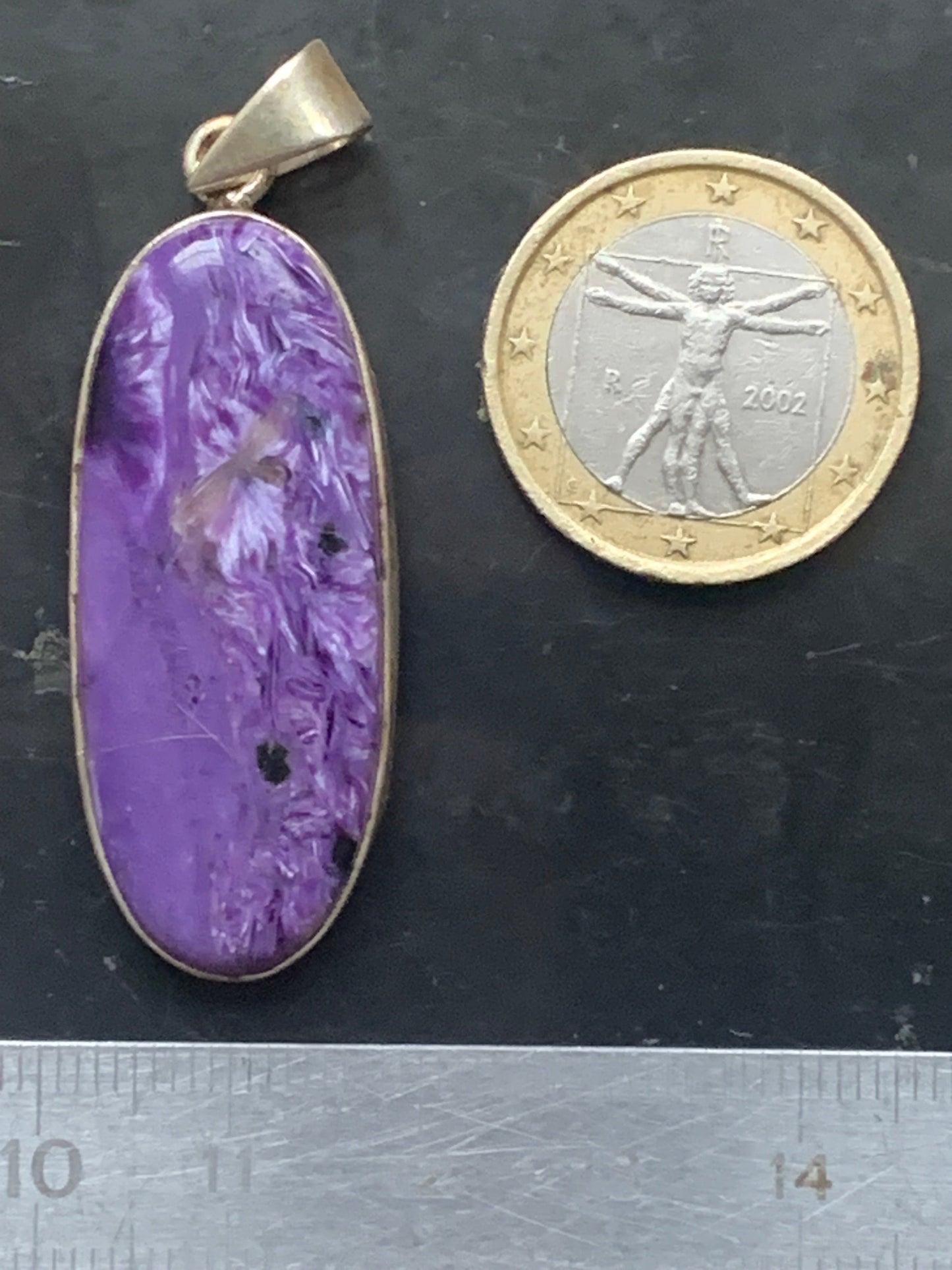 Charoïte, magnifique pendentif en Argent 925 de 52mm de hauteur x 18 de largeur x 8 d'épaisseur. Vendu avec cordon réglable de couleur noire !