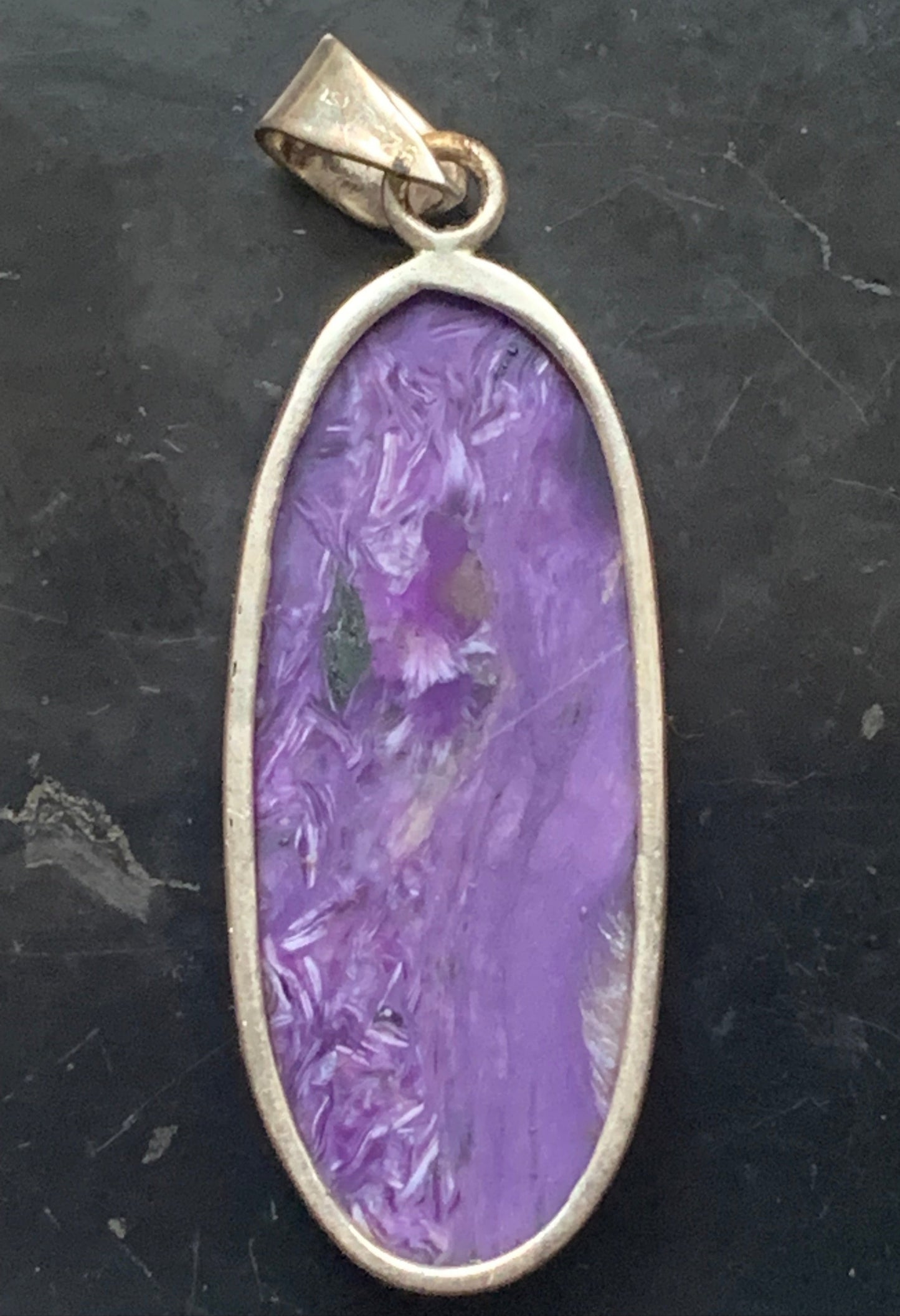 Charoïte, magnifique pendentif en Argent 925 de 52mm de hauteur x 18 de largeur x 8 d'épaisseur. Vendu avec cordon réglable de couleur noire !