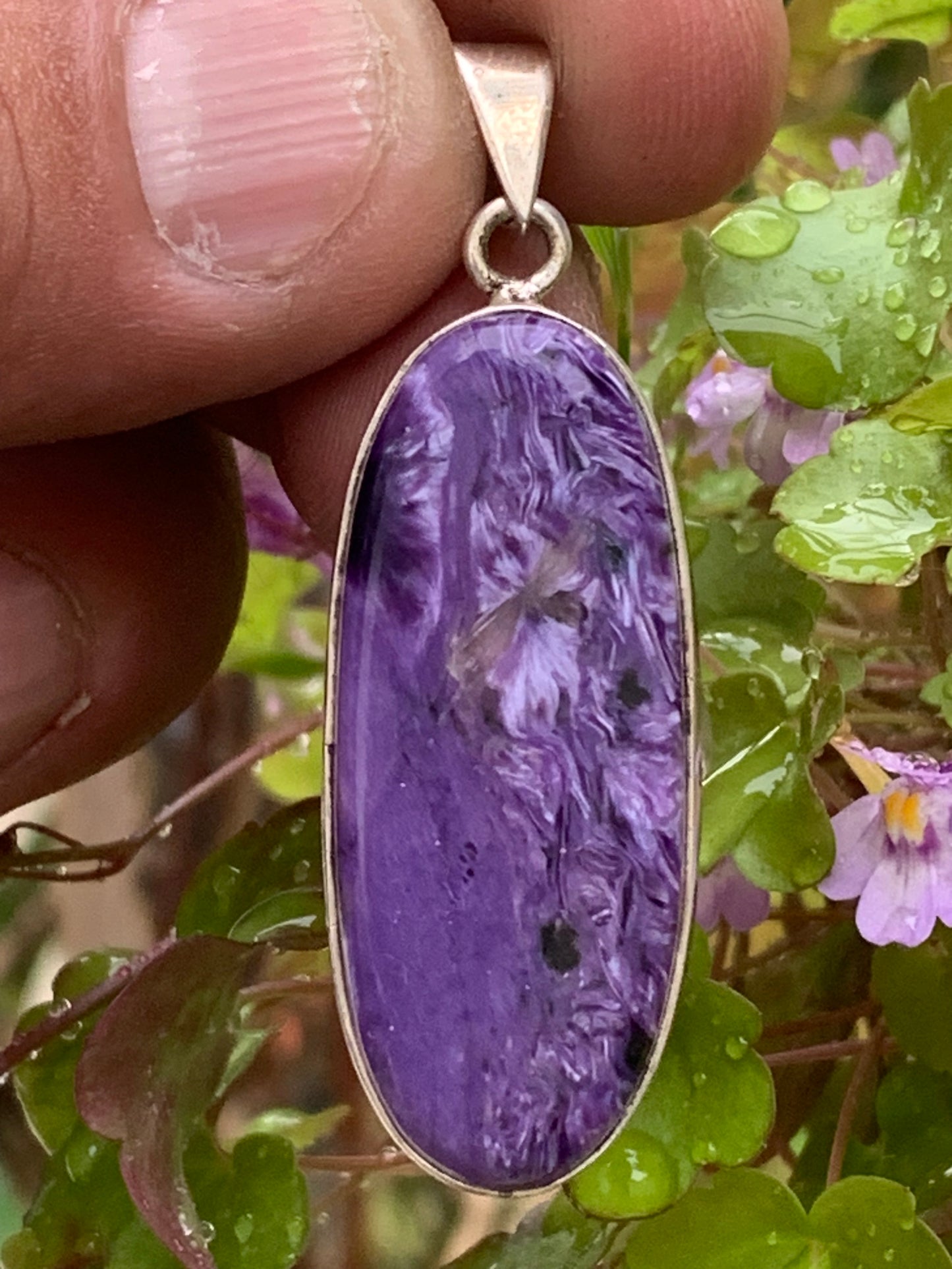 Charoïte, magnifique pendentif en Argent 925 de 52mm de hauteur x 18 de largeur x 8 d'épaisseur. Vendu avec cordon réglable de couleur noire !