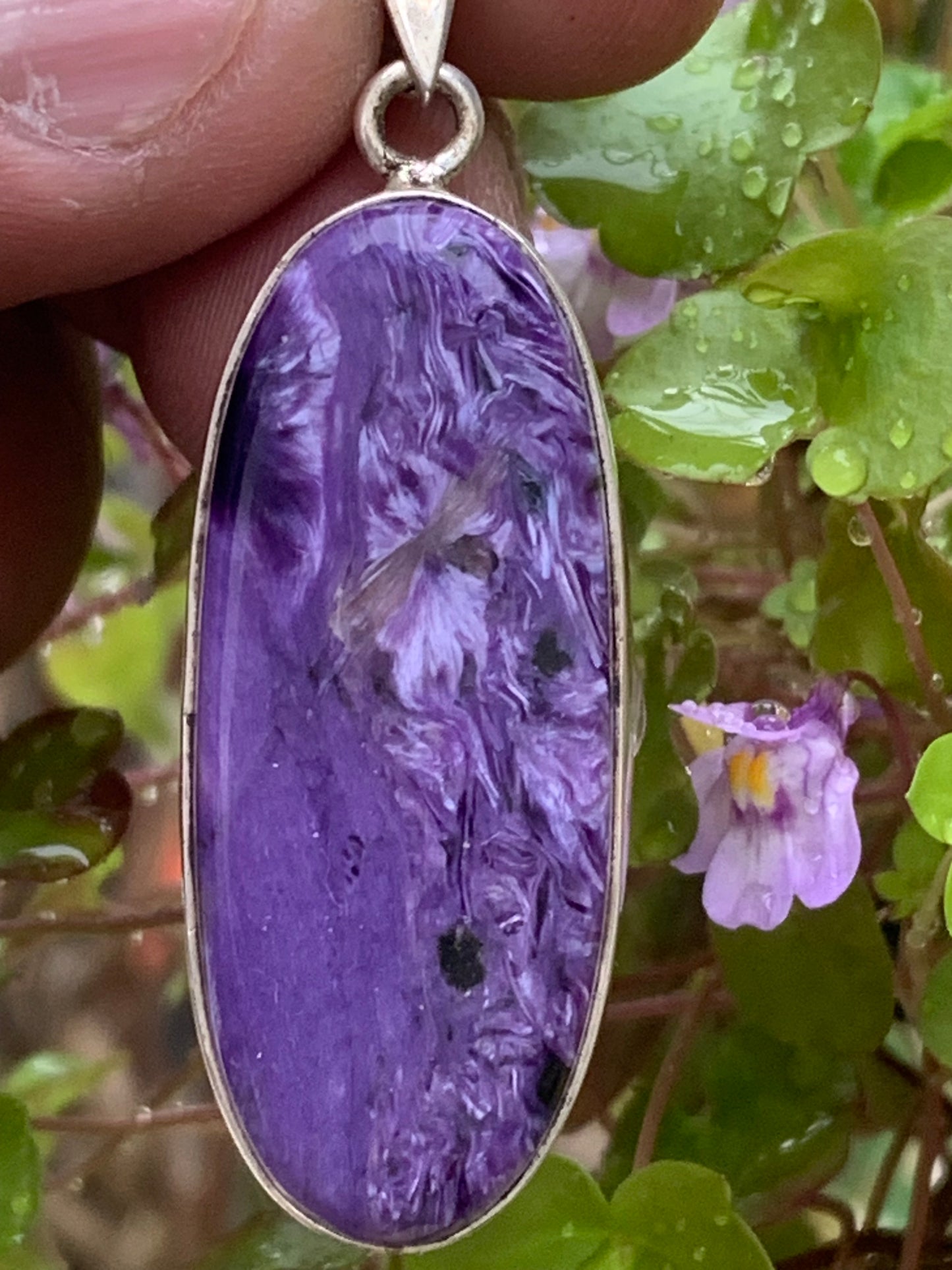 Charoïte, magnifique pendentif en Argent 925 de 52mm de hauteur x 18 de largeur x 8 d'épaisseur. Vendu avec cordon réglable de couleur noire !