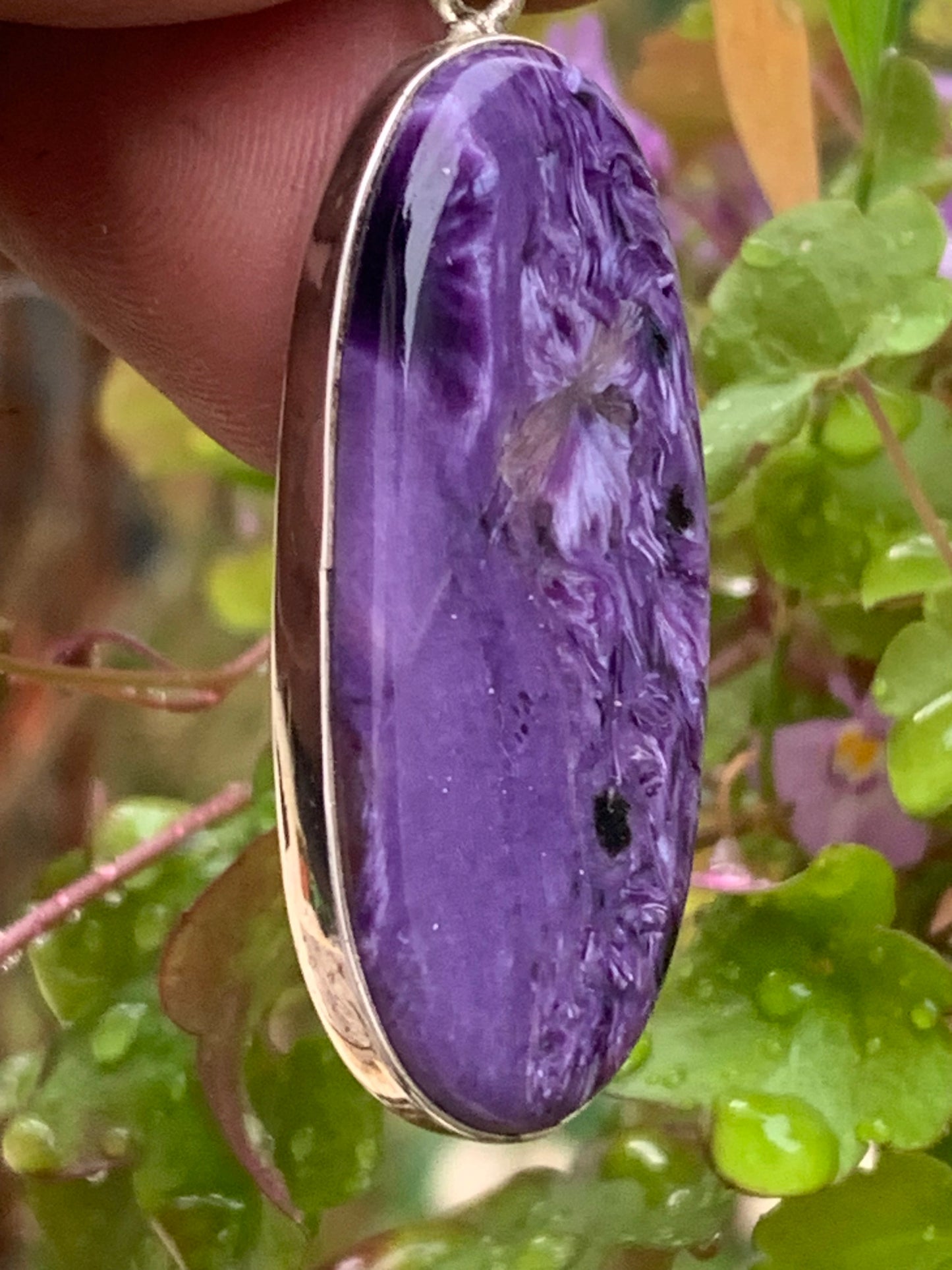Charoïte, magnifique pendentif en Argent 925 de 52mm de hauteur x 18 de largeur x 8 d'épaisseur. Vendu avec cordon réglable de couleur noire !