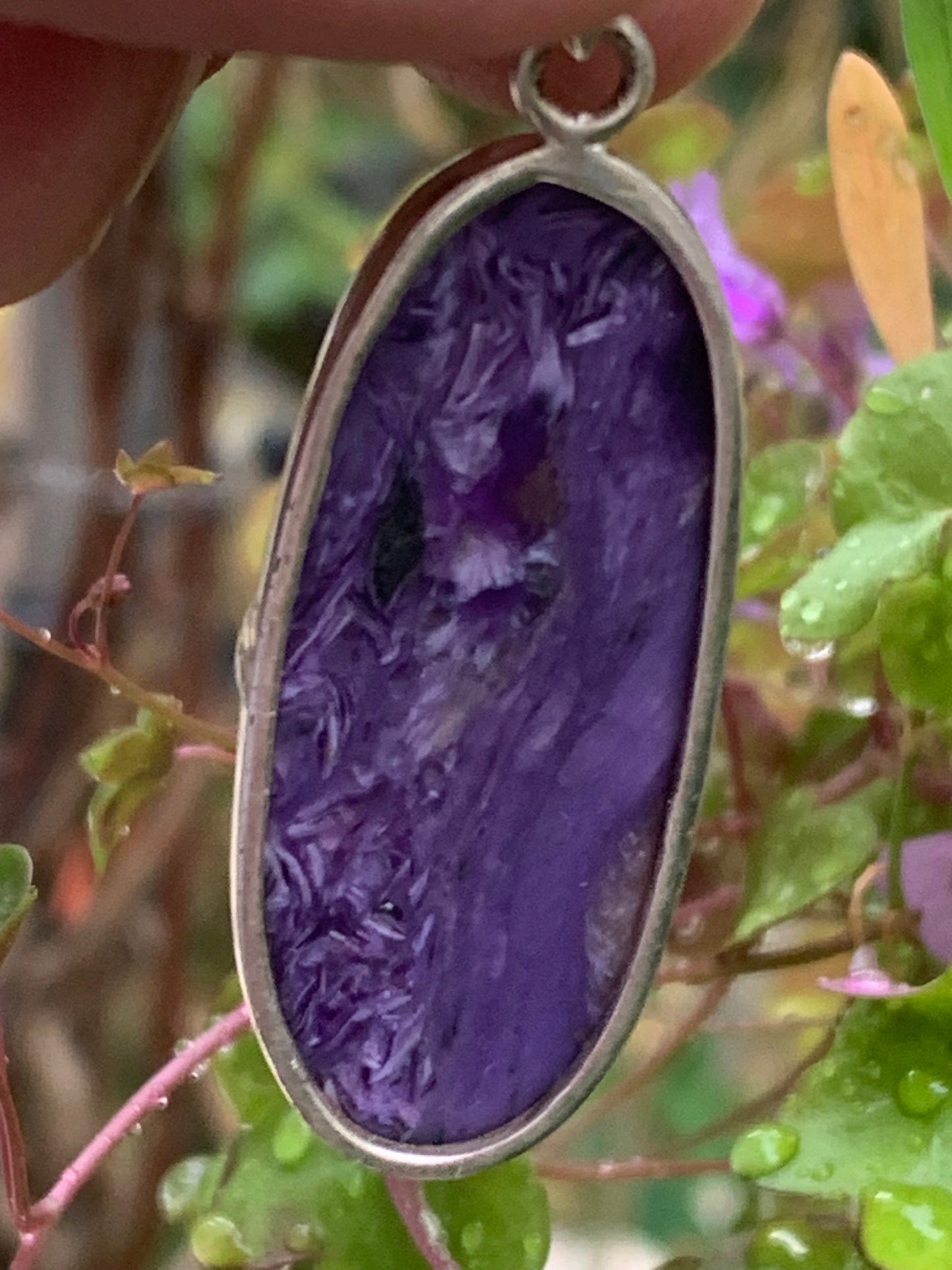 Charoïte, magnifique pendentif en Argent 925 de 52mm de hauteur x 18 de largeur x 8 d'épaisseur. Vendu avec cordon réglable de couleur noire !