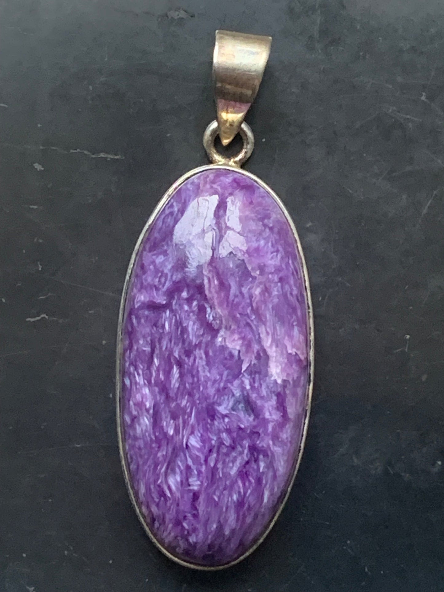 Charoïte, magnifique pendentif en Argent 925 de 50mm de hauteur x 19 de largeur x 9 d'épaisseur. Vendu avec cordon réglable de couleur noire !
