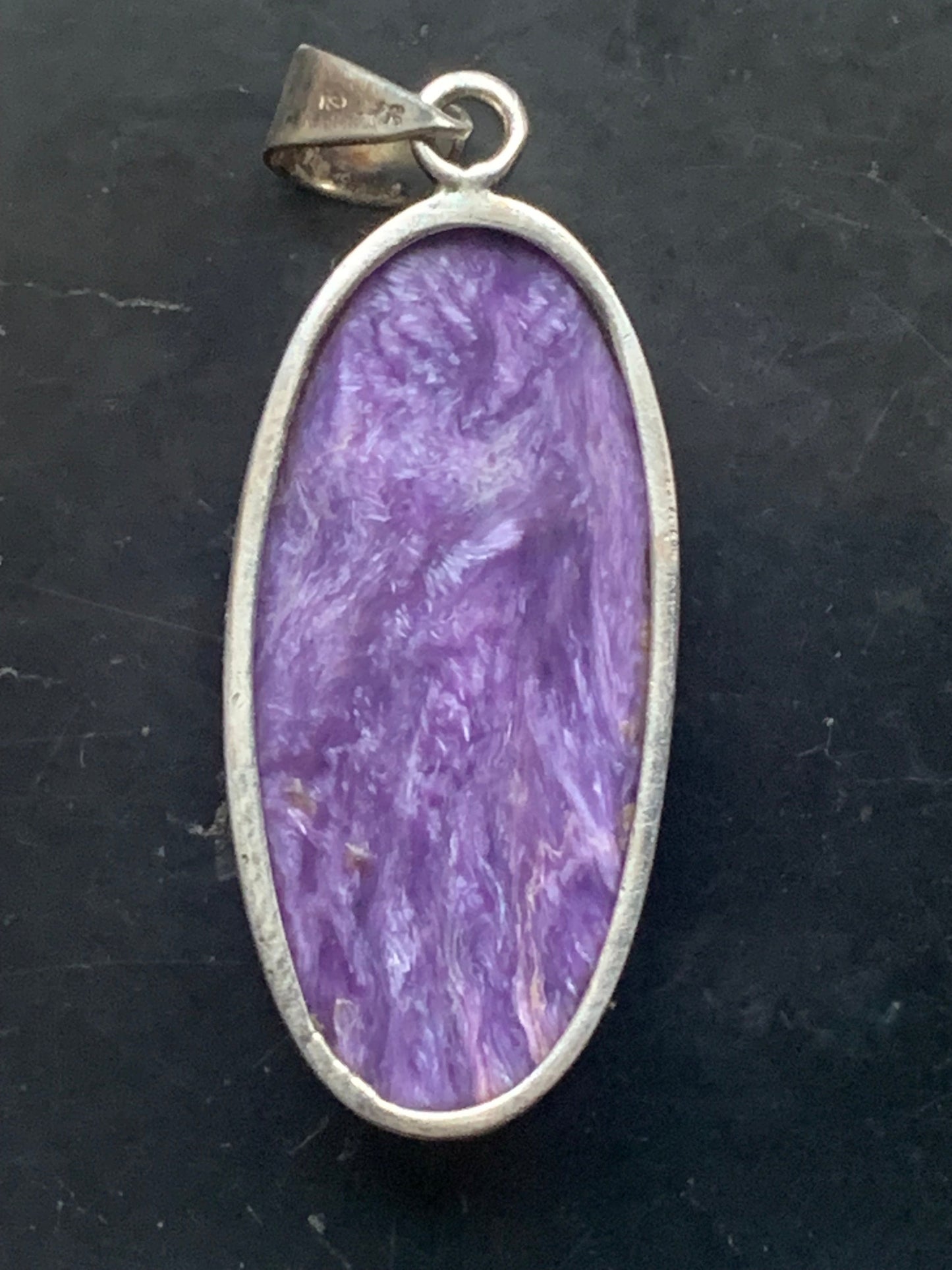 Charoïte, magnifique pendentif en Argent 925 de 50mm de hauteur x 19 de largeur x 9 d'épaisseur. Vendu avec cordon réglable de couleur noire !