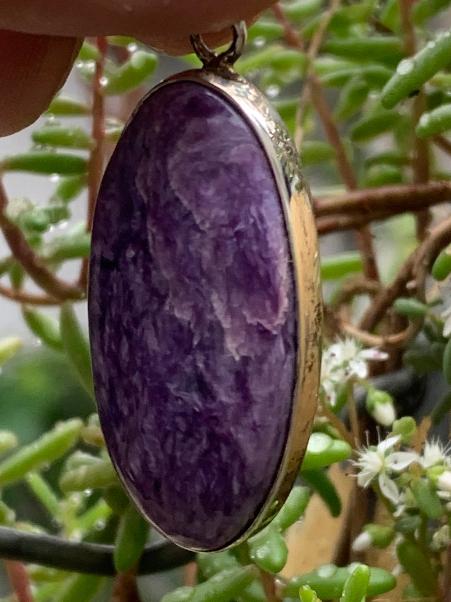 Charoïte, magnifique pendentif en Argent 925 de 50mm de hauteur x 19 de largeur x 9 d'épaisseur. Vendu avec cordon réglable de couleur noire !