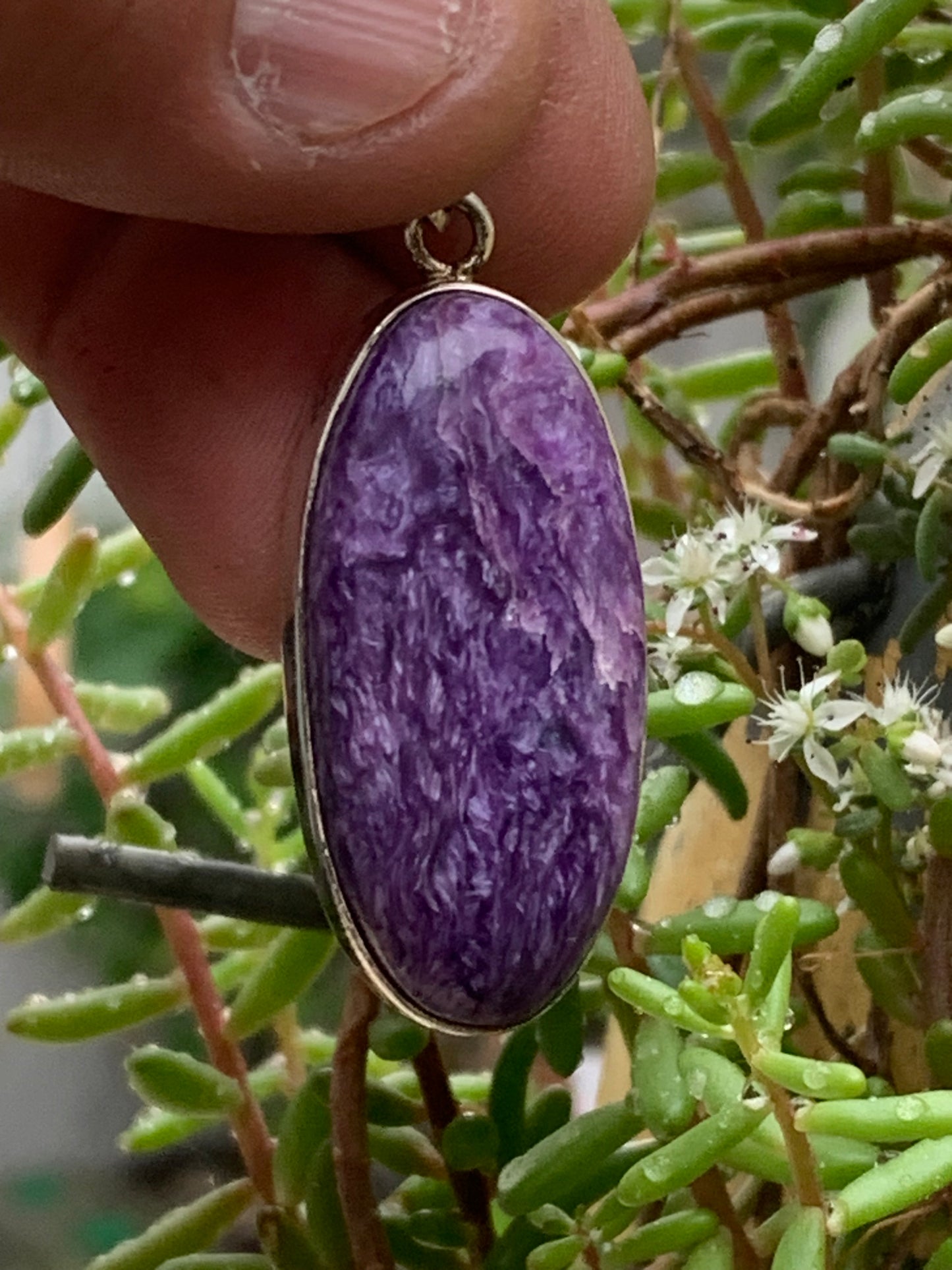 Charoïte, magnifique pendentif en Argent 925 de 50mm de hauteur x 19 de largeur x 9 d'épaisseur. Vendu avec cordon réglable de couleur noire !