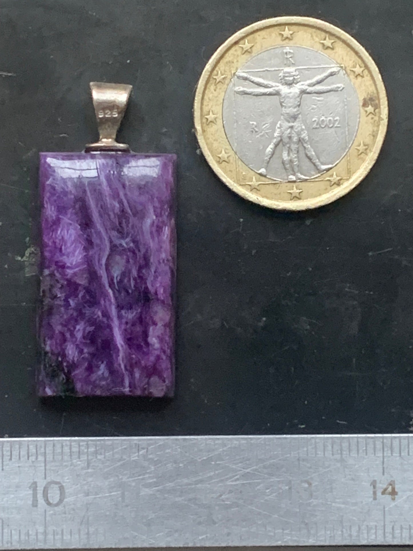 Charoïte, magnifique pendentif en Argent 925 de 37mm de hauteur x 16 de largeur x 7 d'épaisseur. Vendu avec cordon réglable de couleur noire !