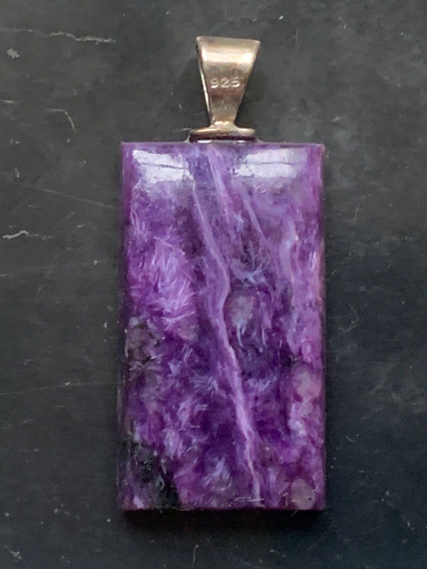 Charoïte, magnifique pendentif en Argent 925 de 37mm de hauteur x 16 de largeur x 7 d'épaisseur. Vendu avec cordon réglable de couleur noire !