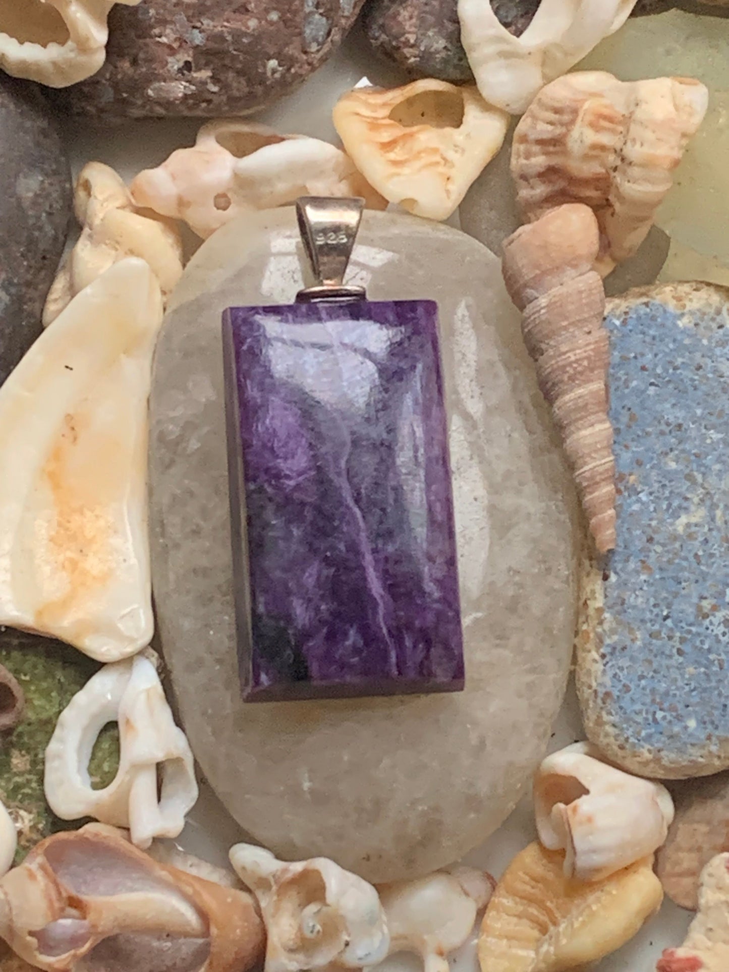 Charoïte, magnifique pendentif en Argent 925 de 37mm de hauteur x 16 de largeur x 7 d'épaisseur. Vendu avec cordon réglable de couleur noire !