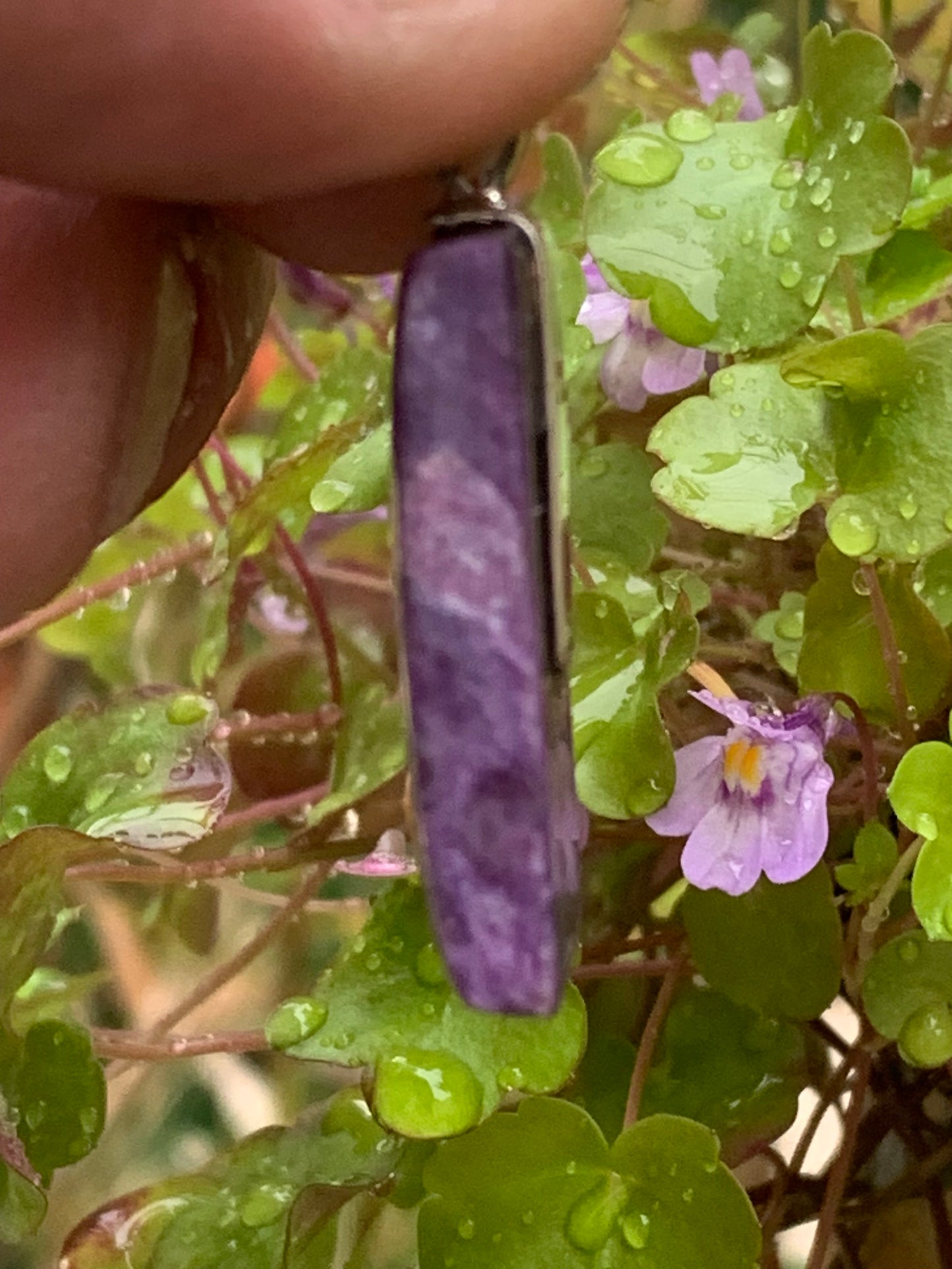 Charoïte, magnifique pendentif en Argent 925 de 37mm de hauteur x 16 de largeur x 7 d'épaisseur. Vendu avec cordon réglable de couleur noire !