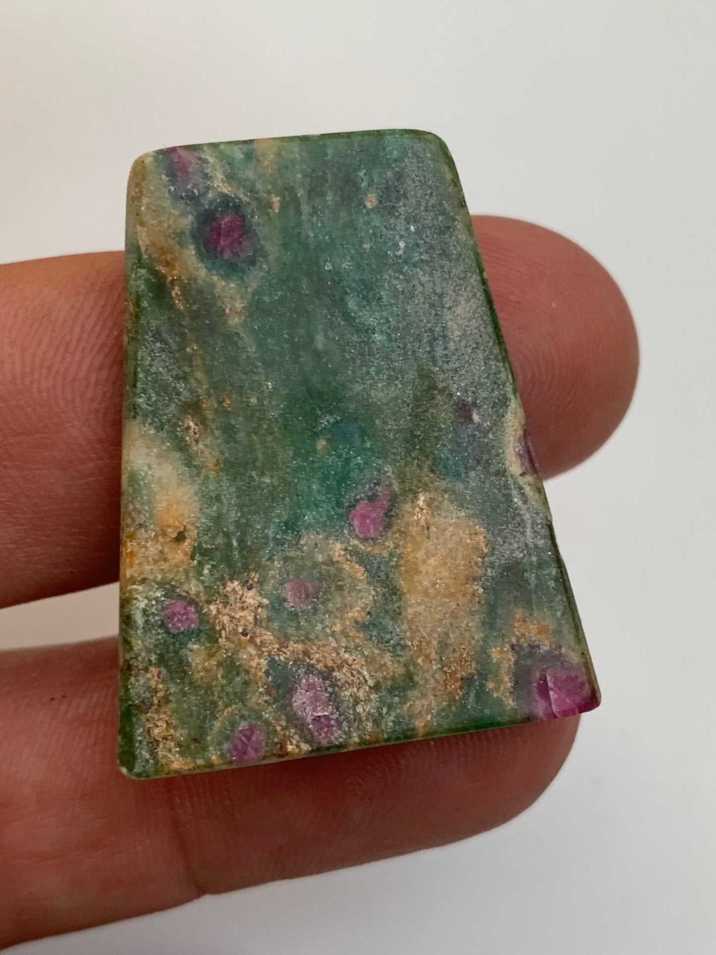 Rubis Fuchsite, cabochons au choix de 2,1 à 13,2 grammes. Taille de 17 à 48 mm. Parfait en collection, bijouterie, exposition...