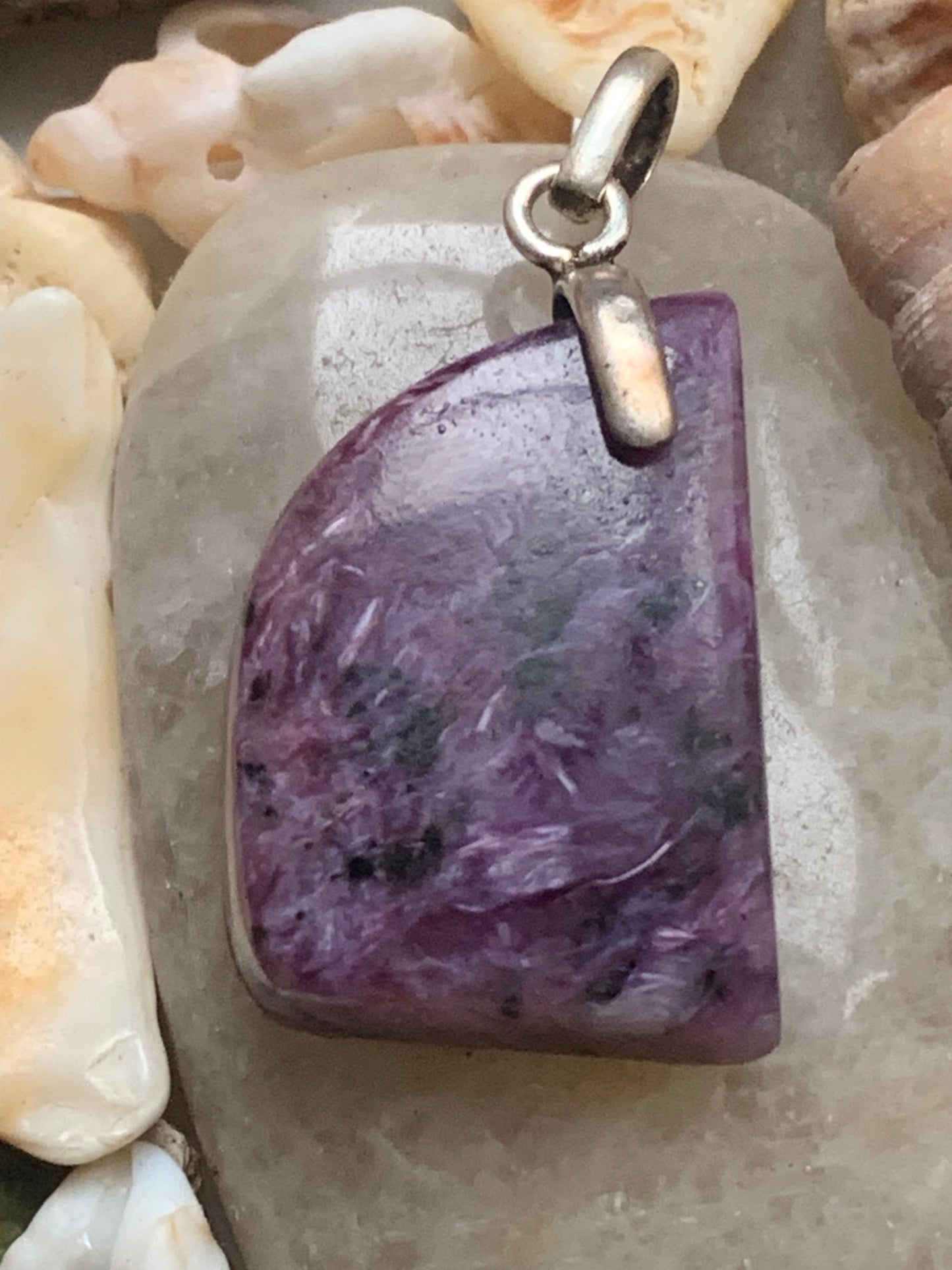 Charoïte, magnifique pendentif en Argent 925 de 35mm de hauteur x 18 de largeur x 7 d'épaisseur. Vendu avec cordon réglable de couleur noire !