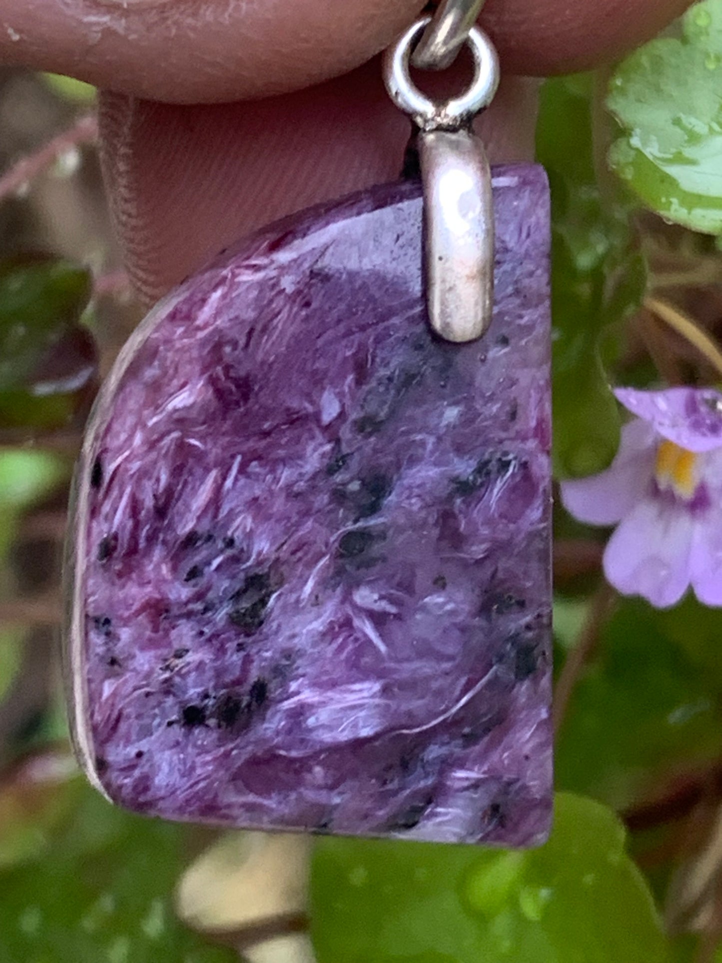 Charoïte, magnifique pendentif en Argent 925 de 35mm de hauteur x 18 de largeur x 7 d'épaisseur. Vendu avec cordon réglable de couleur noire !