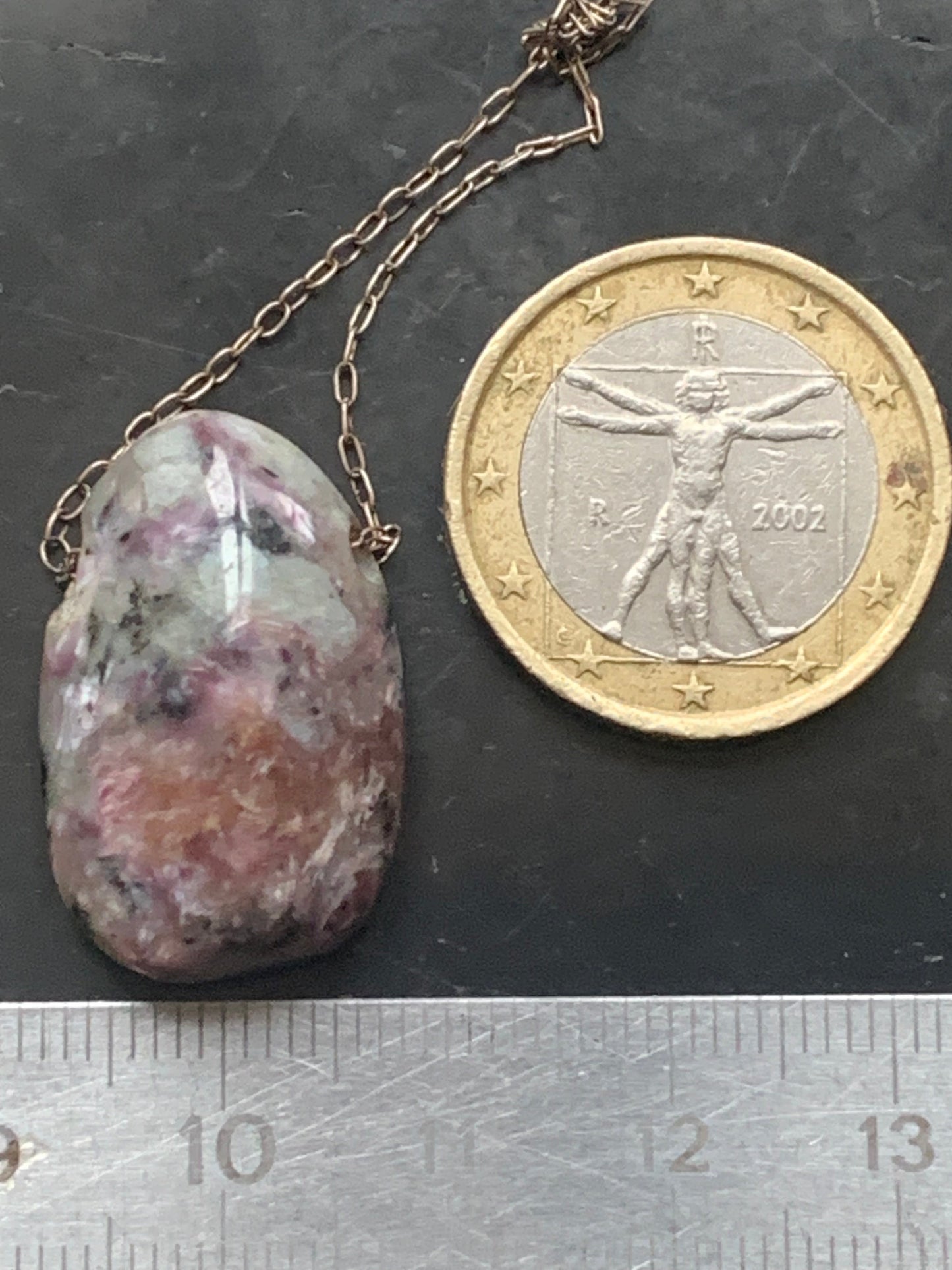 Charoïte, pendentif en Argent 925 de 25mm de hauteur x 16 de largeur x 10 d'épaisseur. Vendu avec cordon réglable de couleur noire !