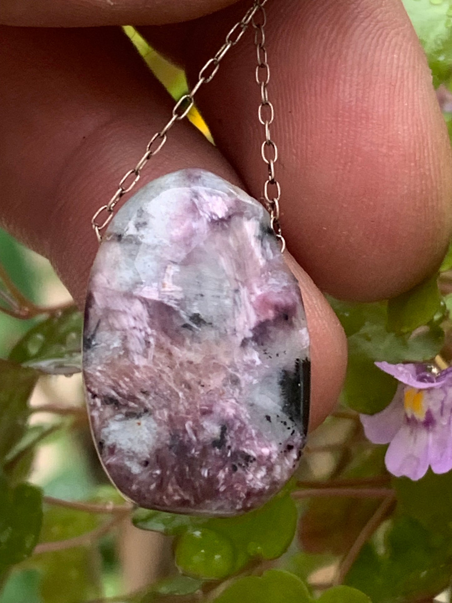 Charoïte, pendentif en Argent 925 de 25mm de hauteur x 16 de largeur x 10 d'épaisseur. Vendu avec cordon réglable de couleur noire !