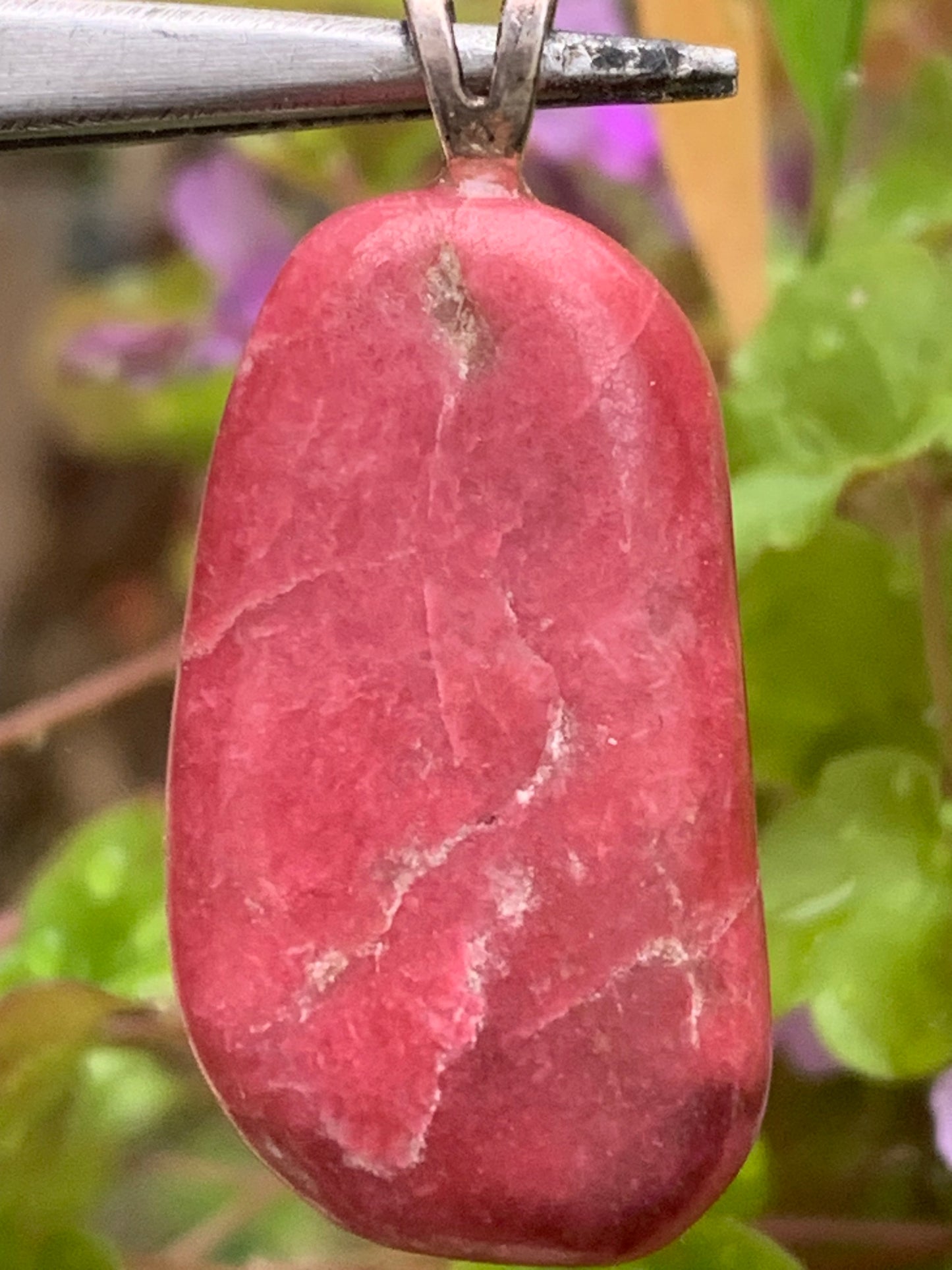Thulite ! Pendentif en Argent 925 de 35mm de hauteur x 17 de largeur x 10 d'épaisseur. Vendu avec cordon réglable de couleur noire !