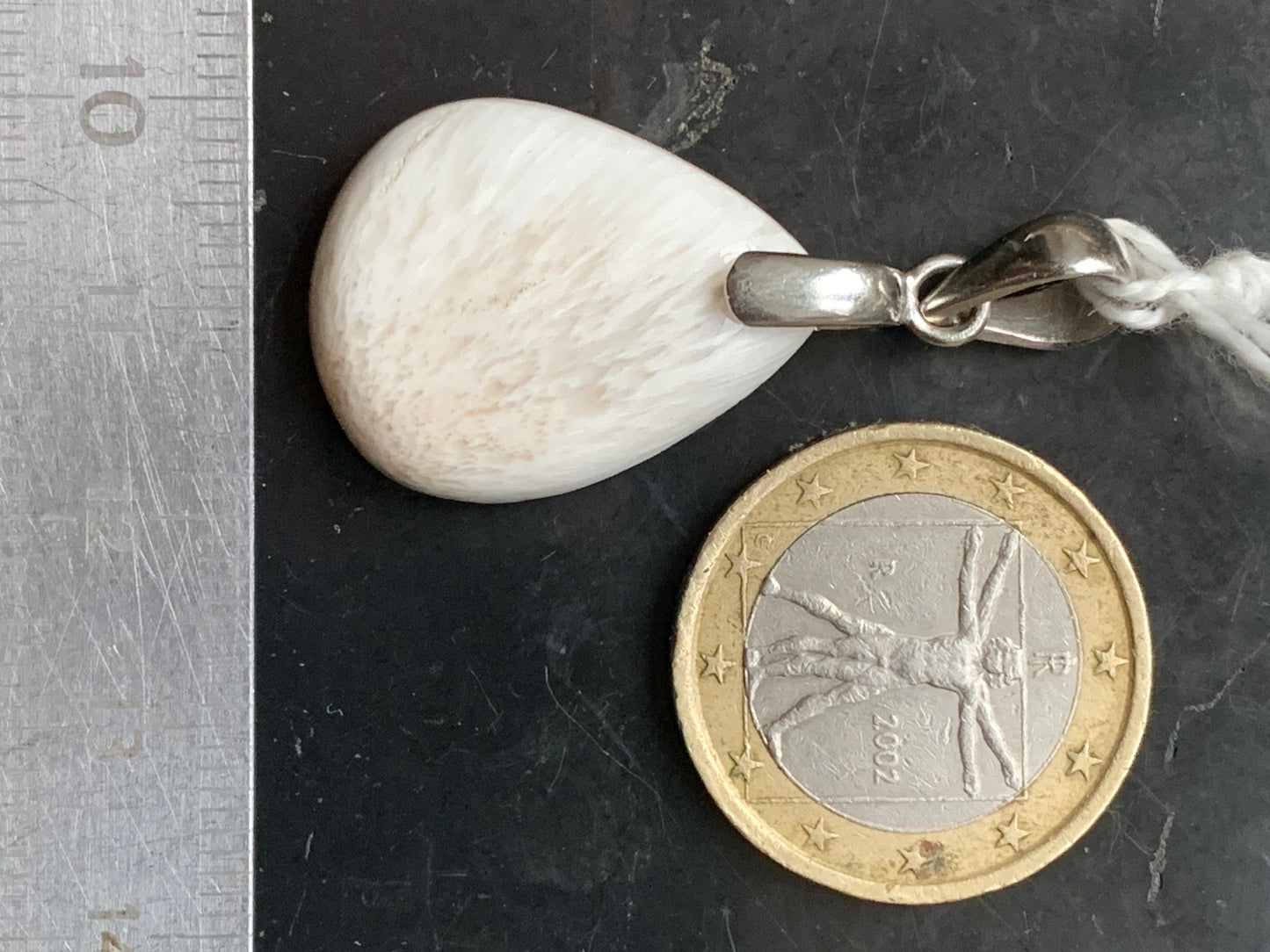 Scolécite (famille des zéolites), pendentif en Argent 925 de 40mm de hauteur x 20 de largeur x 5 d'épaisseur. Vendu avec cordon réglable de couleur noire !