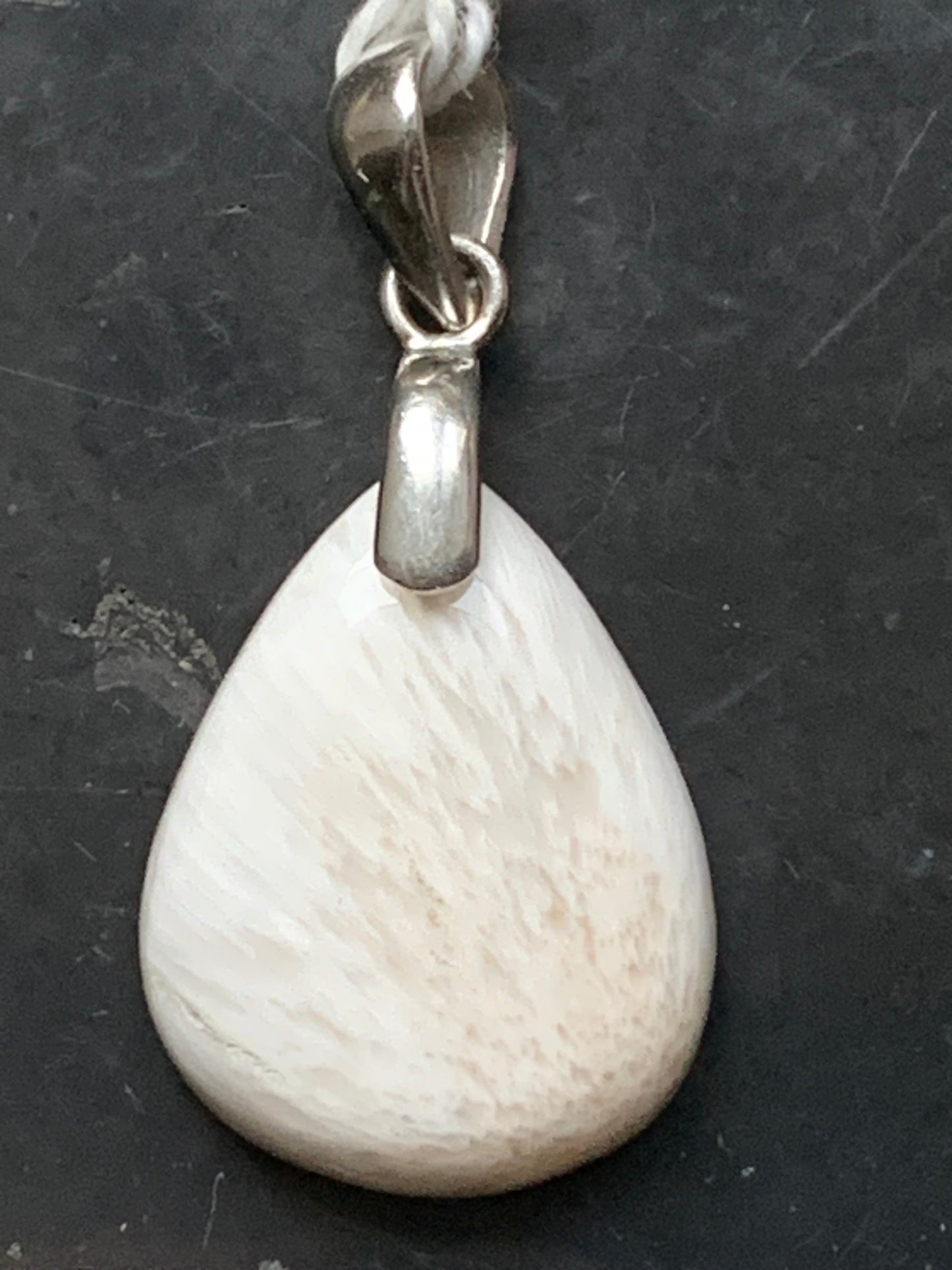 Scolécite (famille des zéolites), pendentif en Argent 925 de 40mm de hauteur x 20 de largeur x 5 d'épaisseur. Vendu avec cordon réglable de couleur noire !