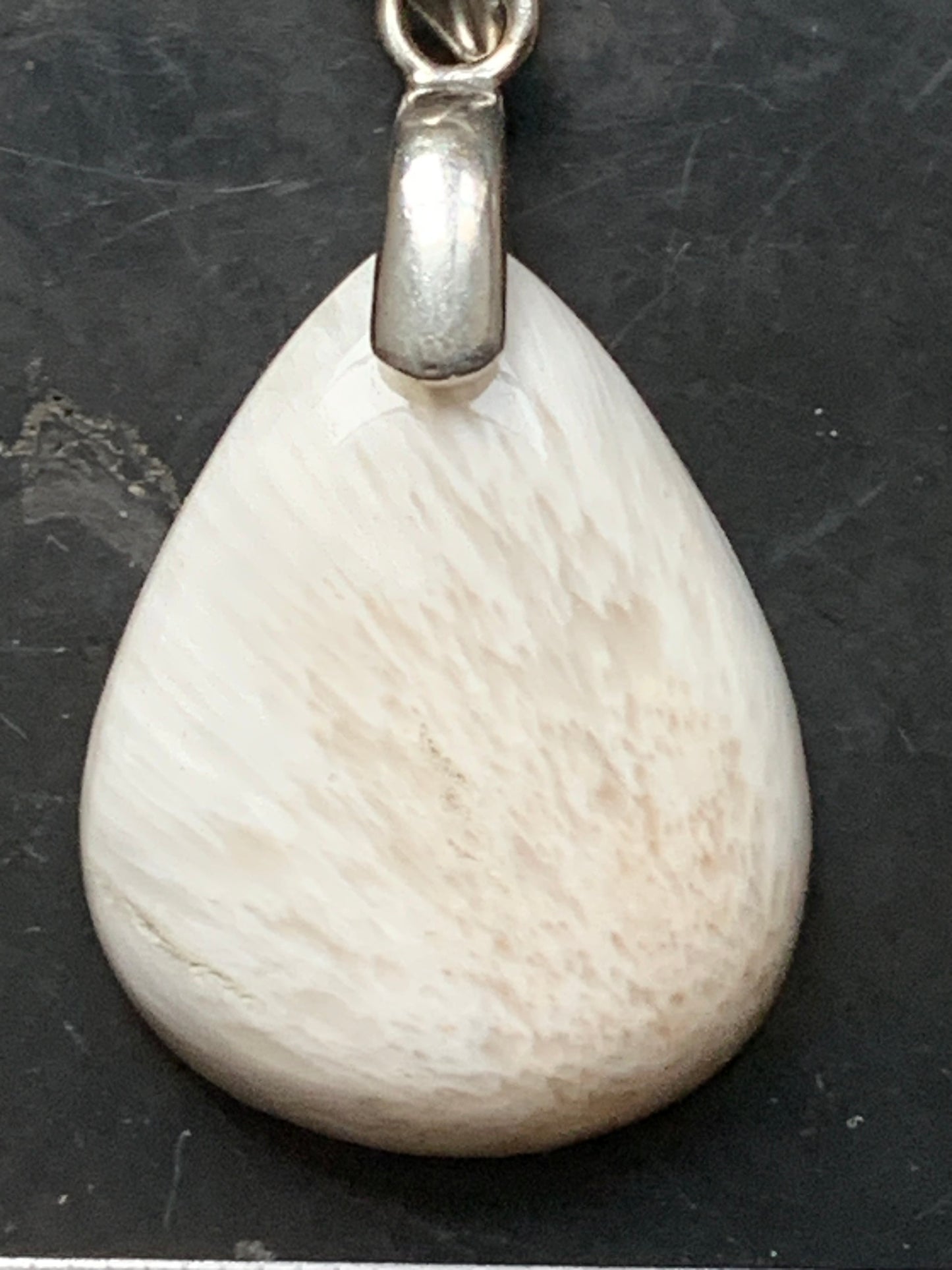 Scolécite (famille des zéolites), pendentif en Argent 925 de 40mm de hauteur x 20 de largeur x 5 d'épaisseur. Vendu avec cordon réglable de couleur noire !