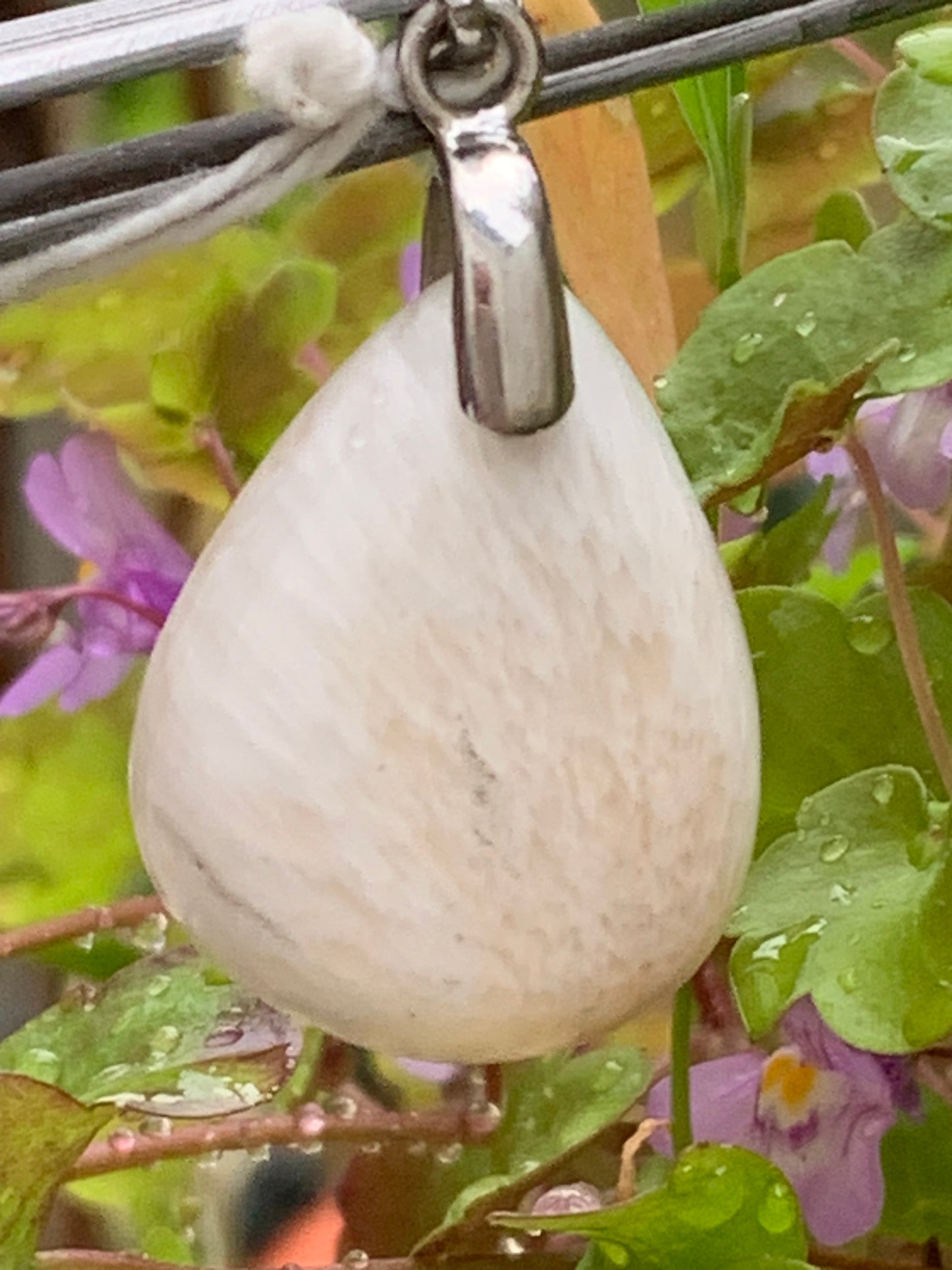 Scolécite (famille des zéolites), pendentif en Argent 925 de 40mm de hauteur x 20 de largeur x 5 d'épaisseur. Vendu avec cordon réglable de couleur noire !