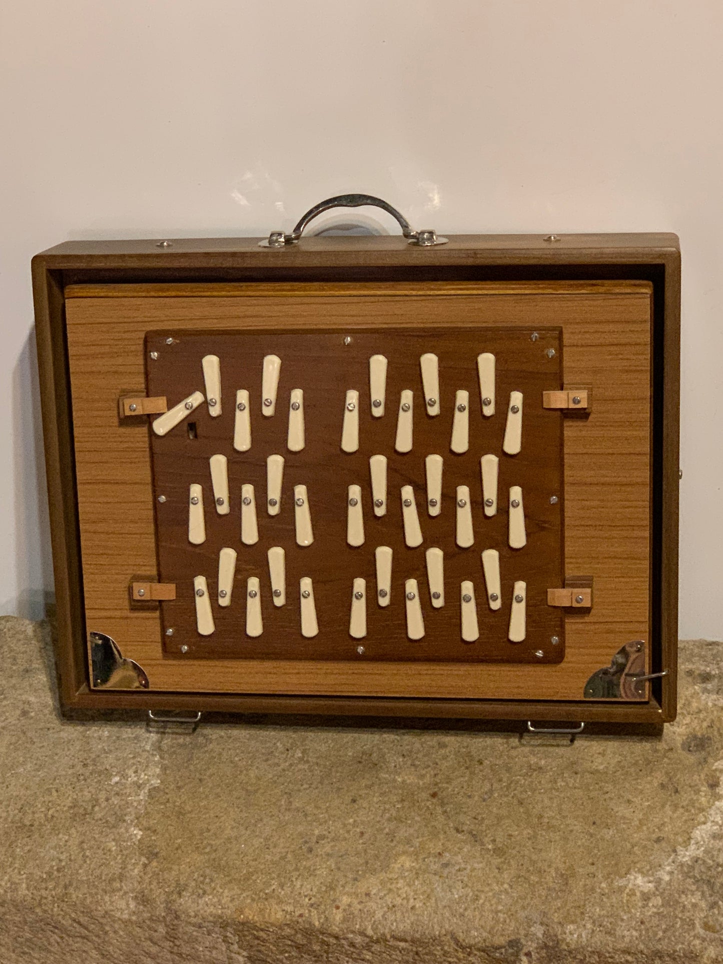 Shruti Box de qualité supérieure - Au choix en 432 ou 440 hertz. Marque 'Monoj Kumar Sardar & B.' - 3 rangées d'octaves. 41 × 32 × 8,50cm - 5,90 kg. Vendu avec housse !