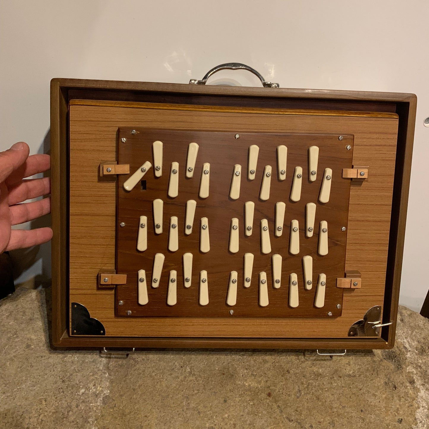 Shruti Box de qualité supérieure - Au choix en 432 ou 440 hertz. Marque 'Monoj Kumar Sardar & B.' - 3 rangées d'octaves. 41 × 32 × 8,50cm - 5,90 kg. Vendu avec housse !