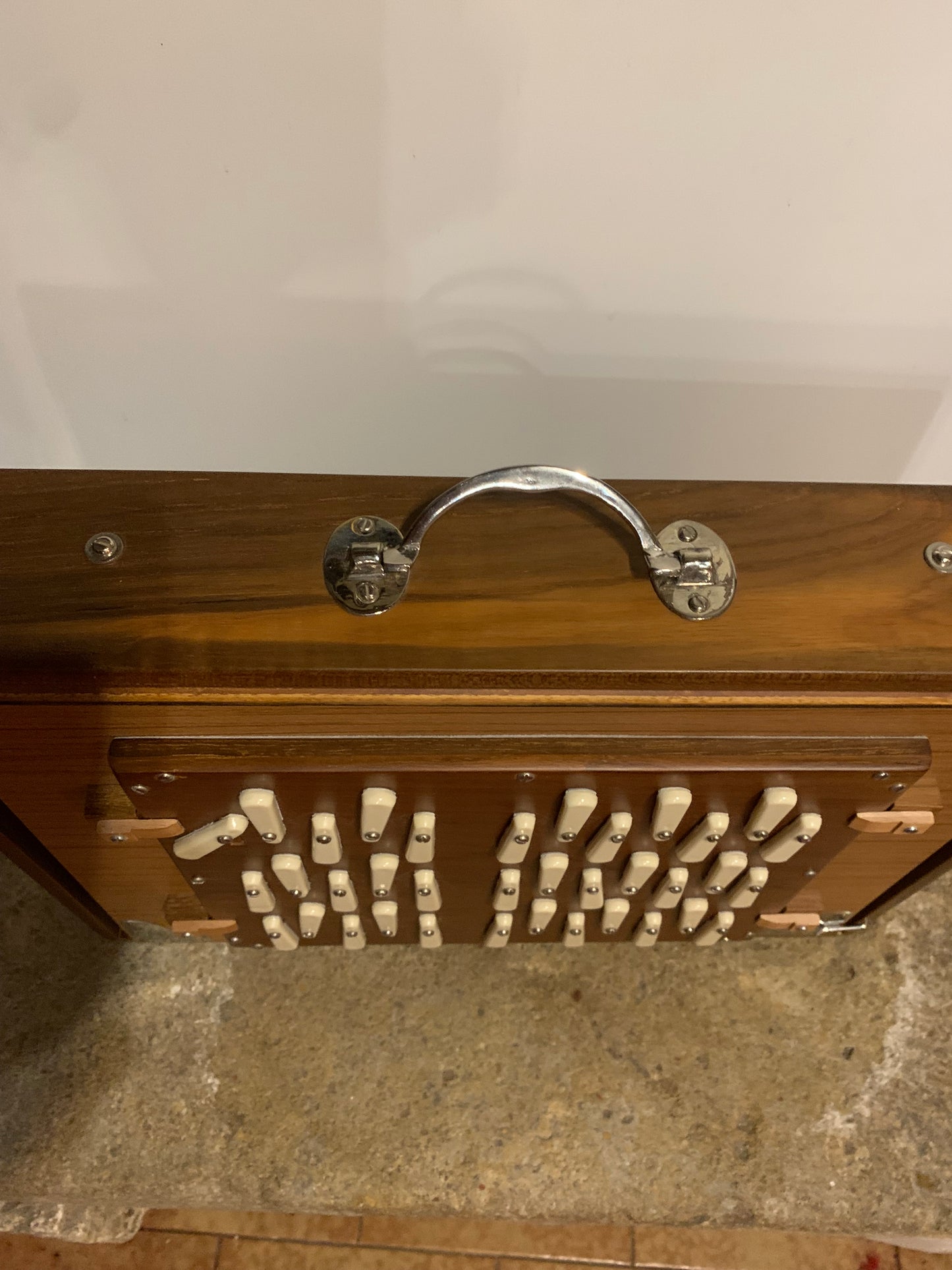 Shruti Box de qualité supérieure - Au choix en 432 ou 440 hertz. Marque 'Monoj Kumar Sardar & B.' - 3 rangées d'octaves. 41 × 32 × 8,50cm - 5,90 kg. Vendu avec housse !