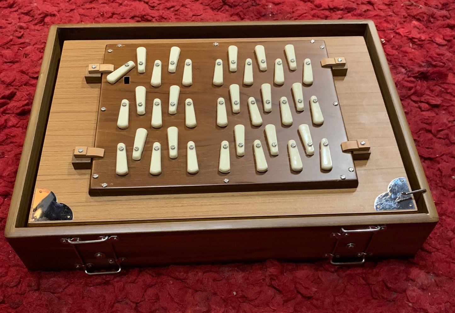 Shruti Box de qualité supérieure - Au choix en 432 ou 440 hertz. Marque 'Monoj Kumar Sardar & B.' - 3 rangées d'octaves. 41 × 32 × 8,50cm - 5,90 kg. Vendu avec housse !