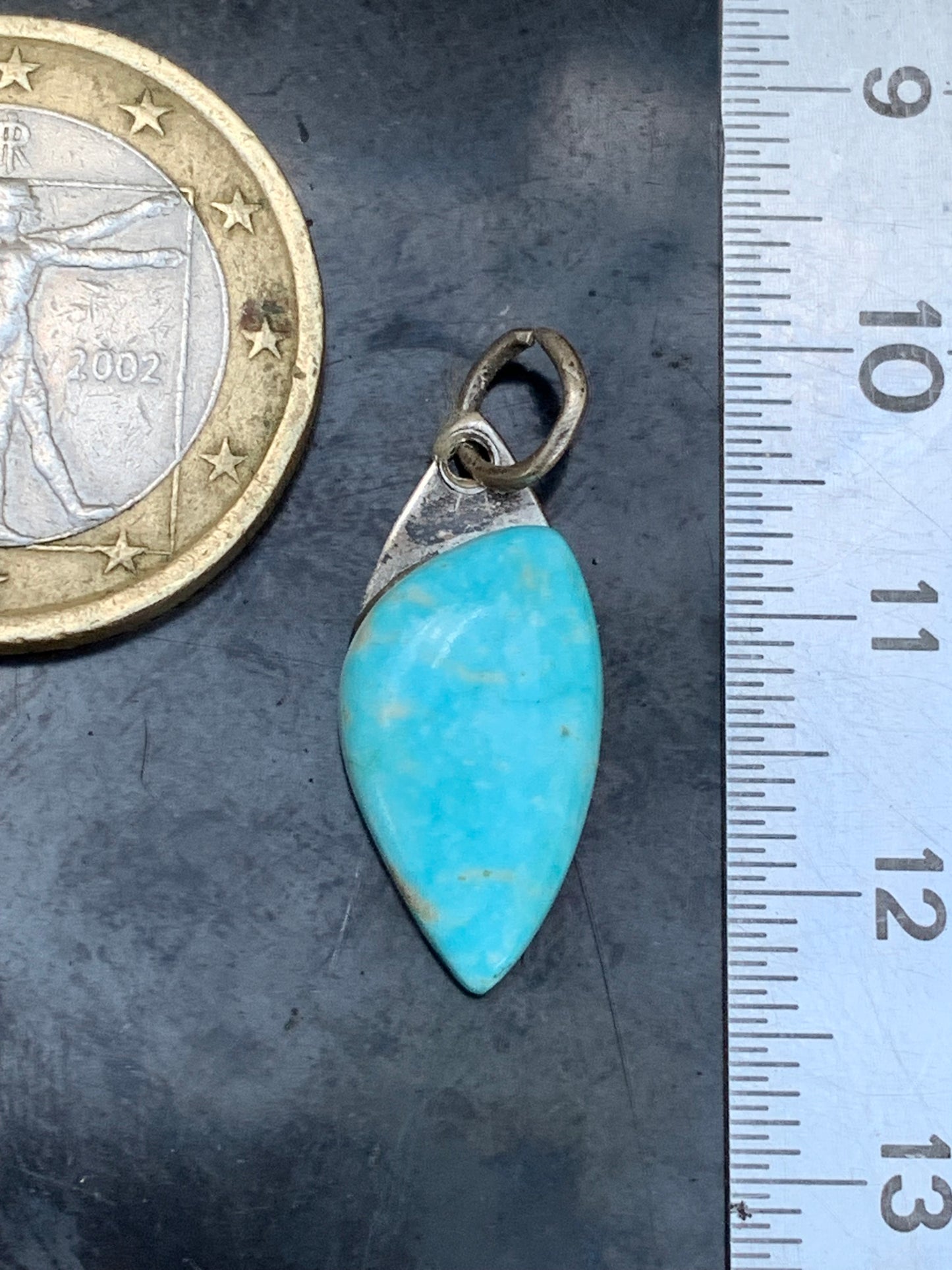 Turquoise des U.S.A ! Pendentif en Argent 925 de 24mm de hauteur x 10 de largeur x 4 d'épaisseur. Vendu avec cordon réglable de couleur noire !