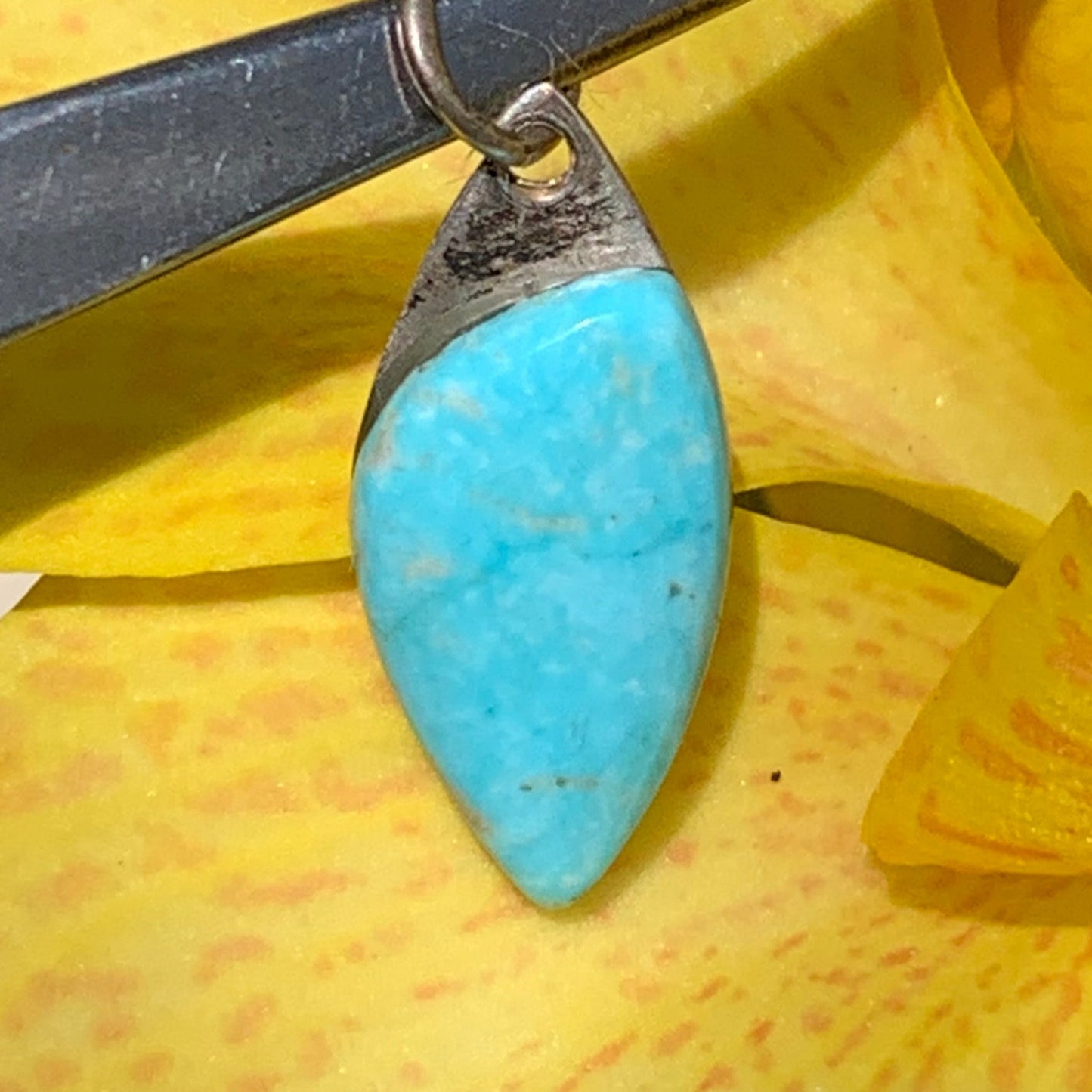 Turquoise des U.S.A ! Pendentif en Argent 925 de 24mm de hauteur x 10 de largeur x 4 d'épaisseur. Vendu avec cordon réglable de couleur noire !