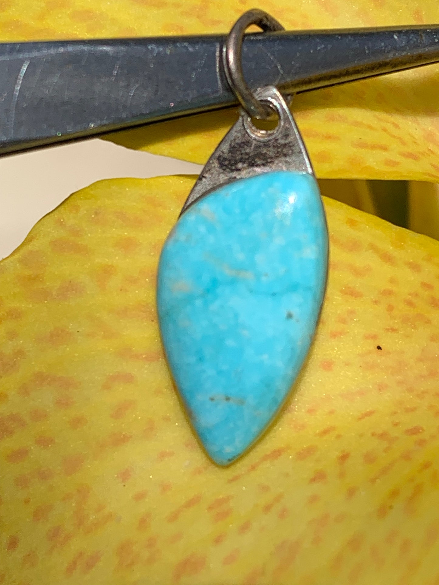 Turquoise des U.S.A ! Pendentif en Argent 925 de 24mm de hauteur x 10 de largeur x 4 d'épaisseur. Vendu avec cordon réglable de couleur noire !