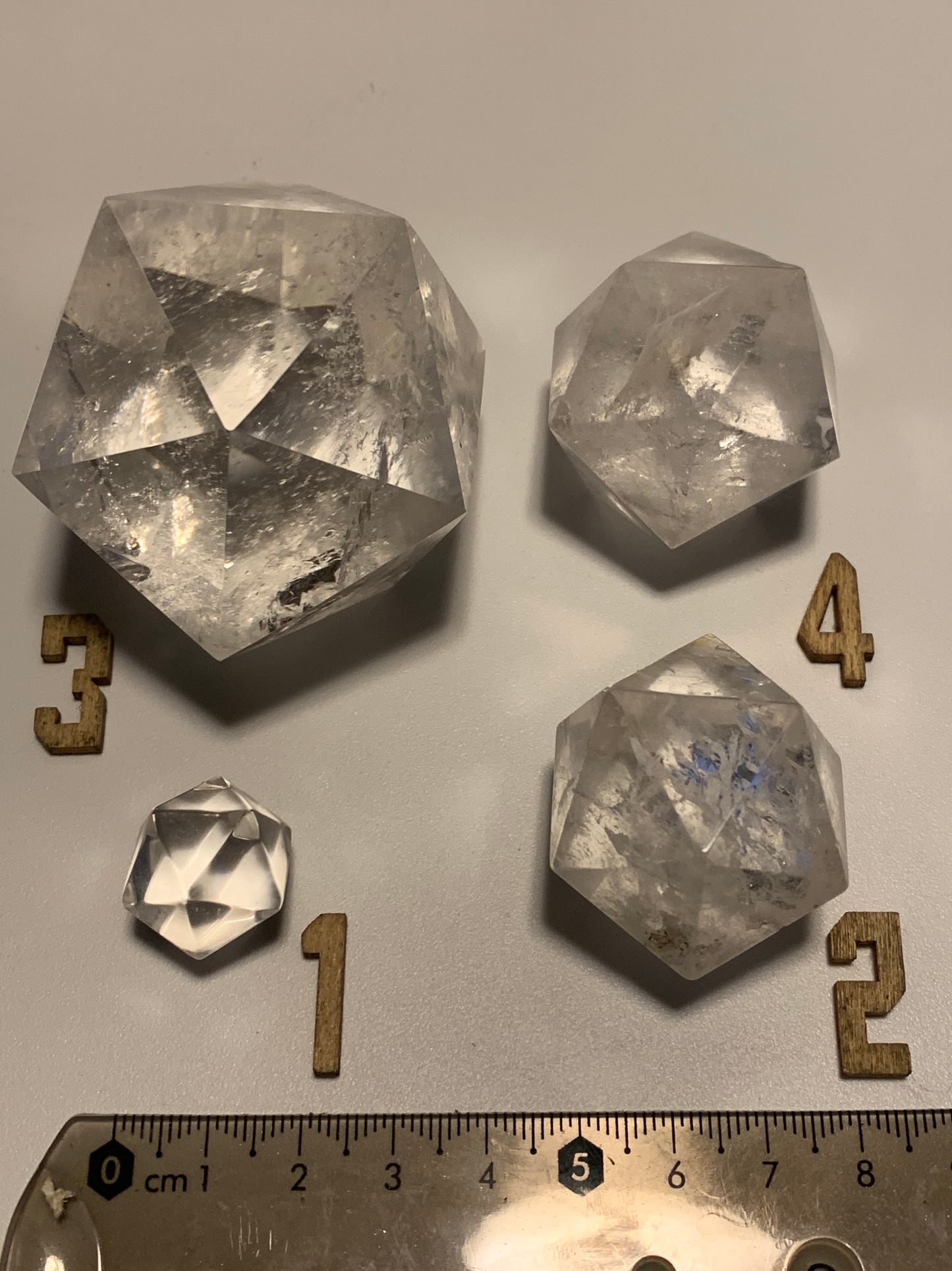 Icosaèdre en cristal de roche, un des 5 Solides de Platon, taille S à XL. Modèles au choix - Vente à l'unité. ± 2 à 6 cm. Qualité A à AAA !