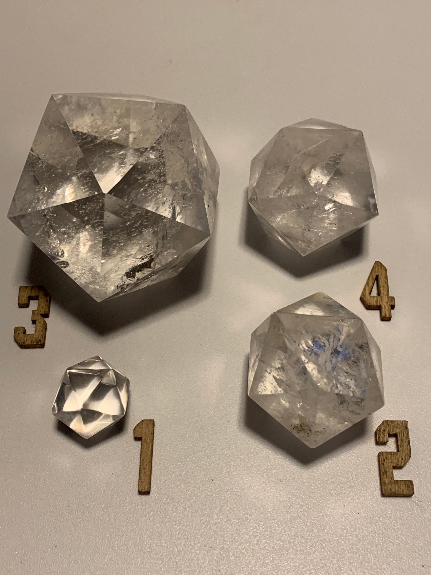 Icosaèdre en cristal de roche, un des 5 Solides de Platon, taille S à XL. Modèles au choix - Vente à l'unité. ± 2 à 6 cm. Qualité A à AAA !