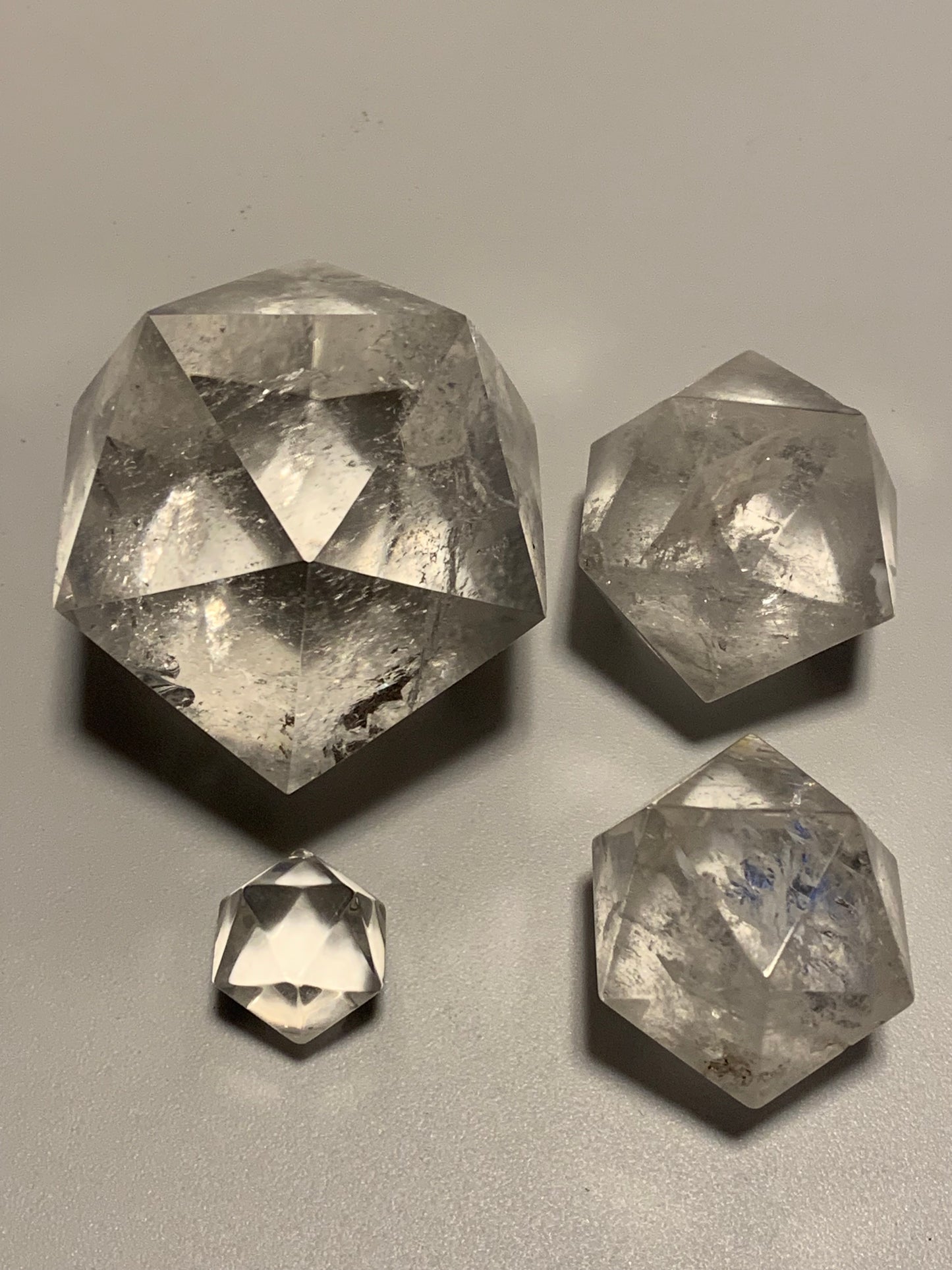 Icosaèdre en cristal de roche, un des 5 Solides de Platon, taille S à XL. Modèles au choix - Vente à l'unité. ± 2 à 6 cm. Qualité A à AAA !