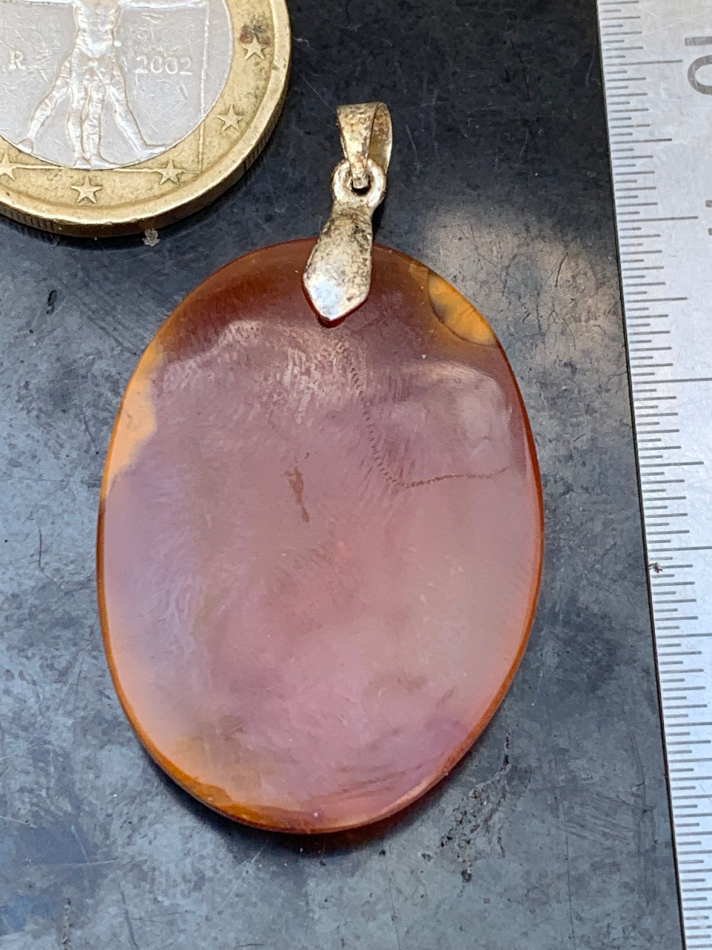 Cornaline, pendentif de 42mm de hauteur x 25 de largeur x 8 d'épaisseur. Vendu avec cordon réglable de couleur noire !